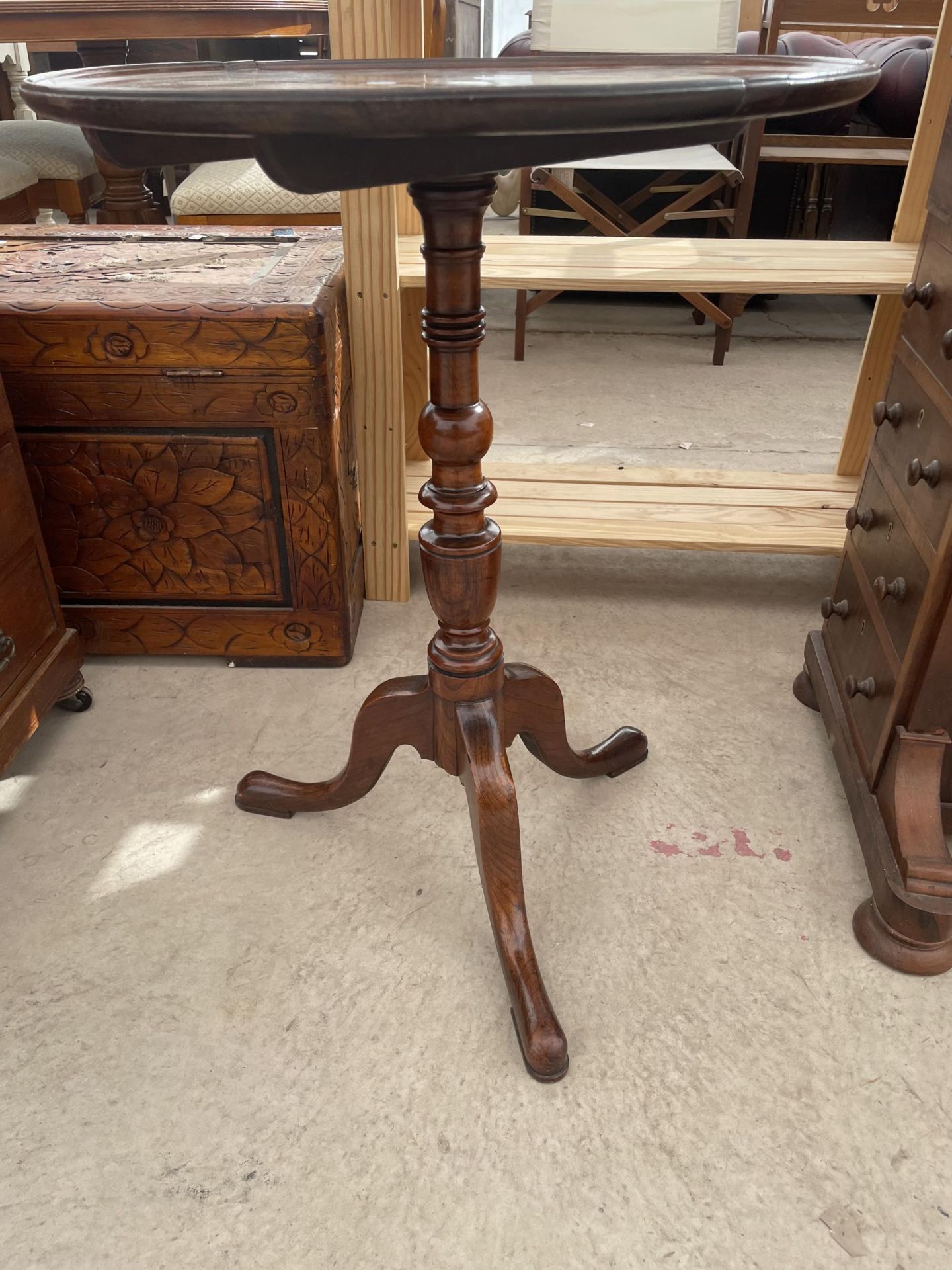 A 19TH CENTURY MAHOGANY DISH TOP TABLE ON AN ELM TRIPOD BASE 21" DIAMETER - Image 2 of 3