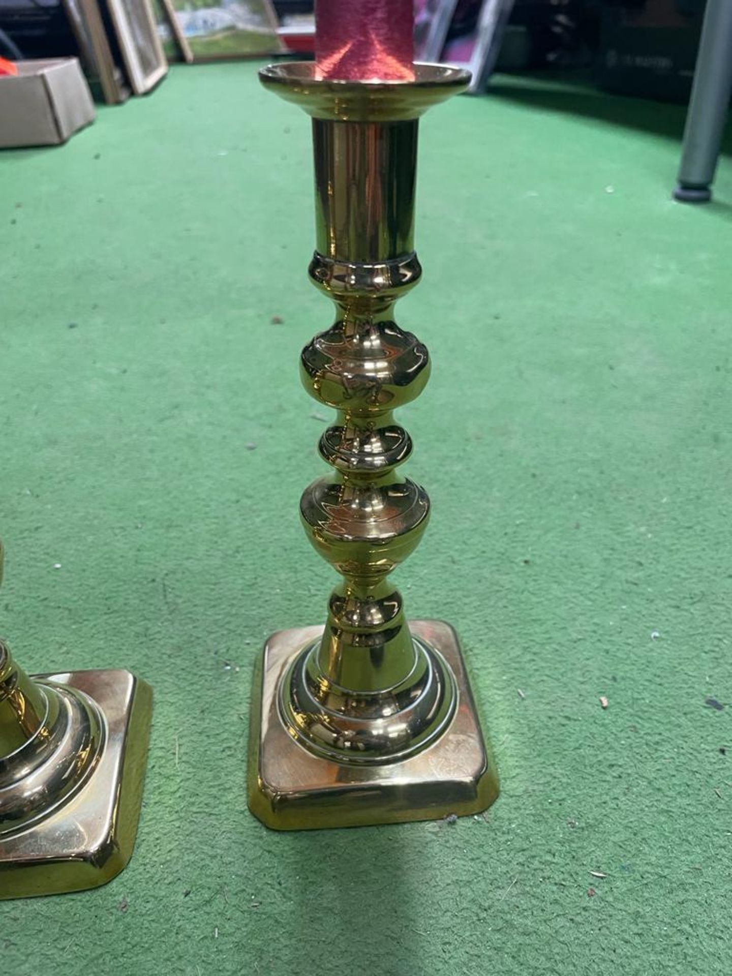 TWO PAIRS OF VINTAGE BRASS CANDLESTICKS WITH CANDLES - Image 4 of 5