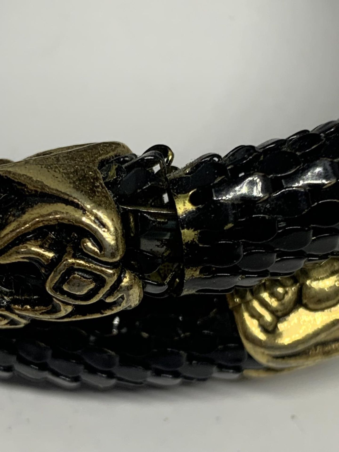 A SNAKE DESIGN BRACELET - Image 3 of 3