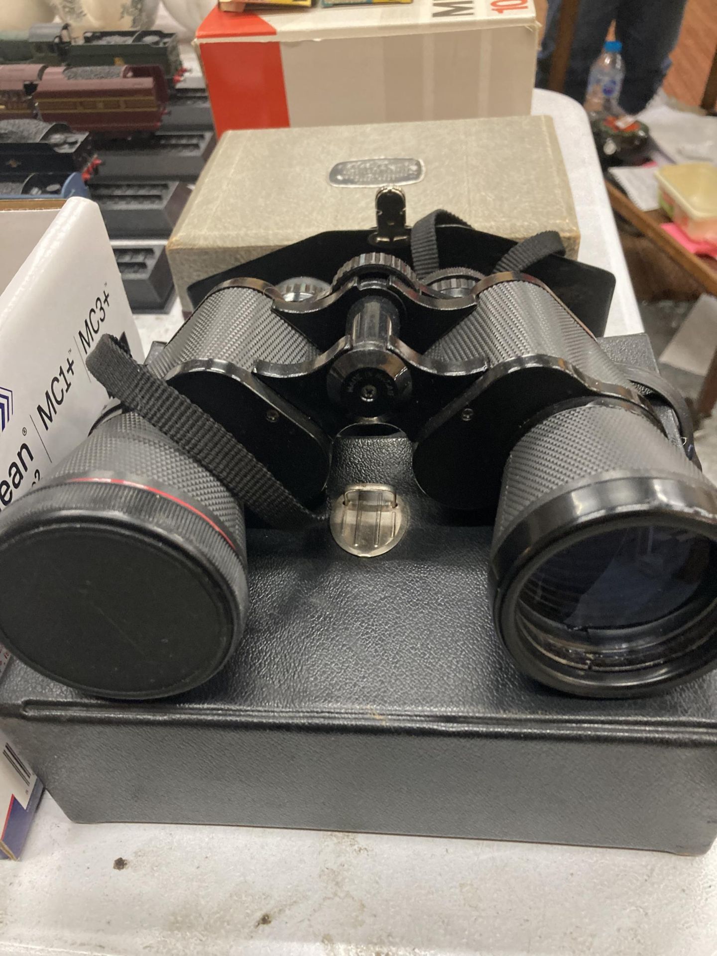 A PAIR OF MIRANDA BINOCULARS IN CASE TOGETHER WITH A G B BELL AND HOWELL AUTO LOAD TURRET CINE - Image 2 of 5