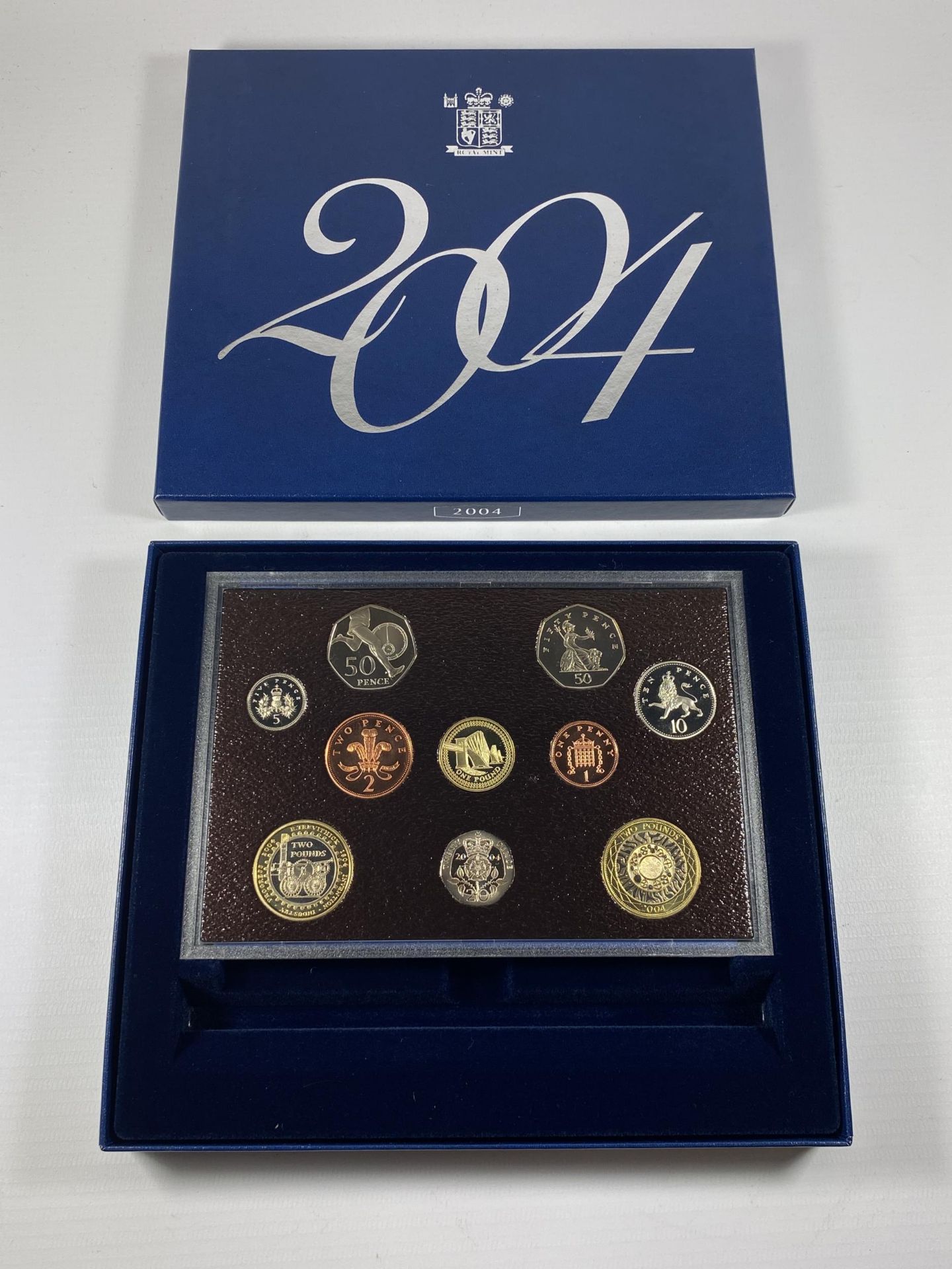 A 2004 ROYAL MINT CASED PROOF COIN SET