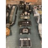 A QUANTITY OF VINTAGE CAMERAS TO INCLUDE A BROWNIE SIX-20, BROWNIE REFLEX, RETINA II, ARGUS, ETC - 7