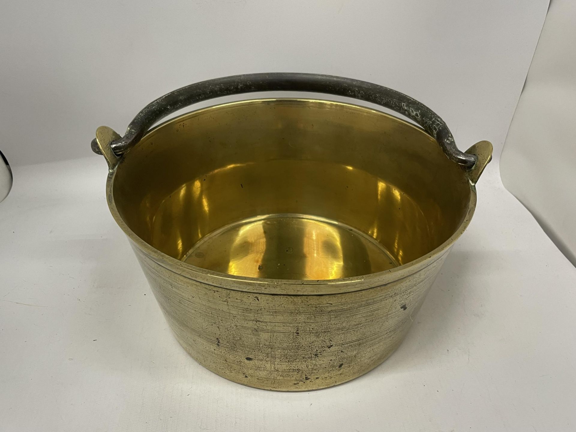 A VINTAGE BRASS JAN PAN WITH CAST HANDLE