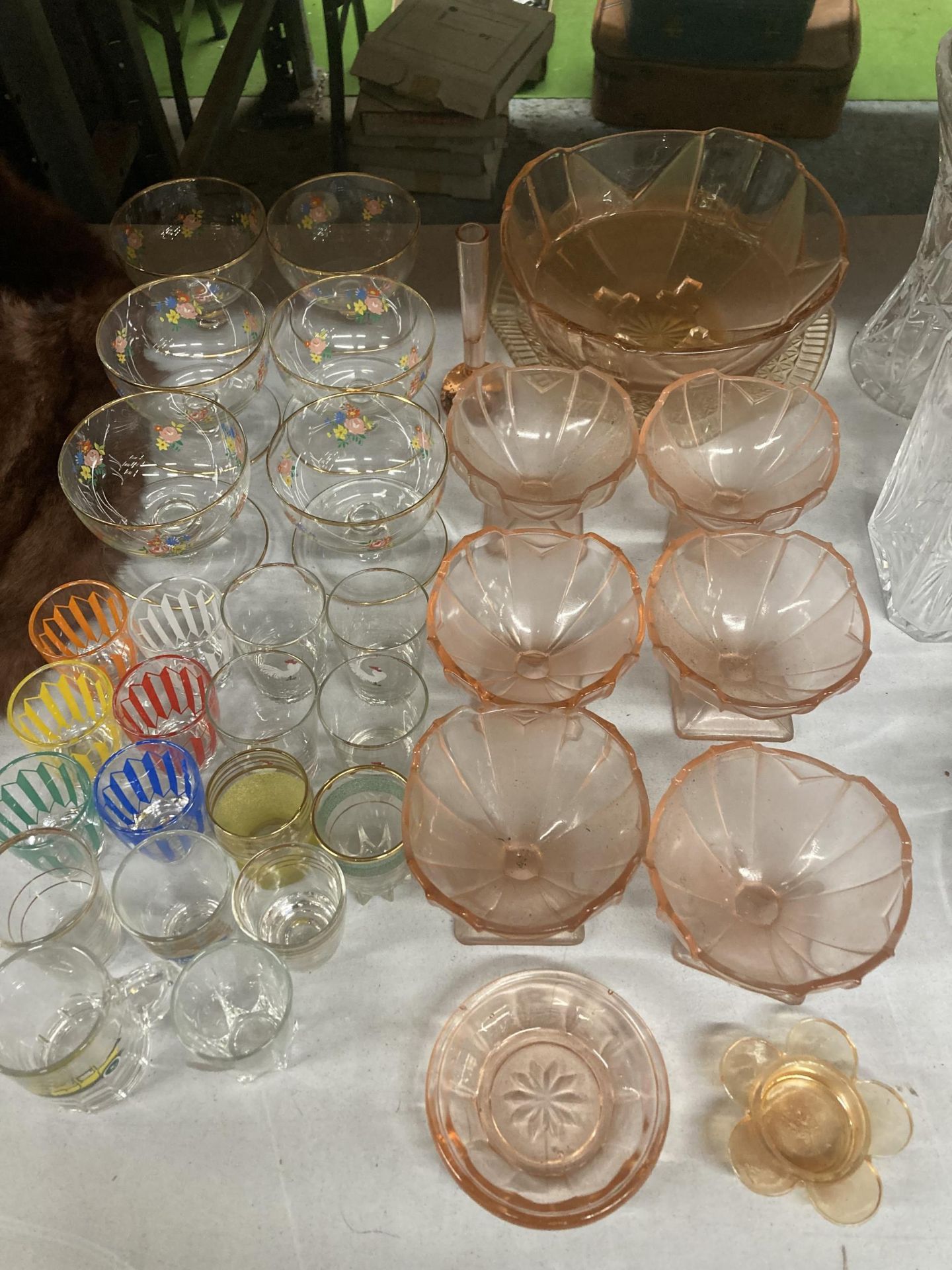 A QUANTITY OF VINTAGE GLASSWARE TO INCLUDE A TRIFLE BOWL, DESSERT BOWLS, SHOT GLASSES, ETC