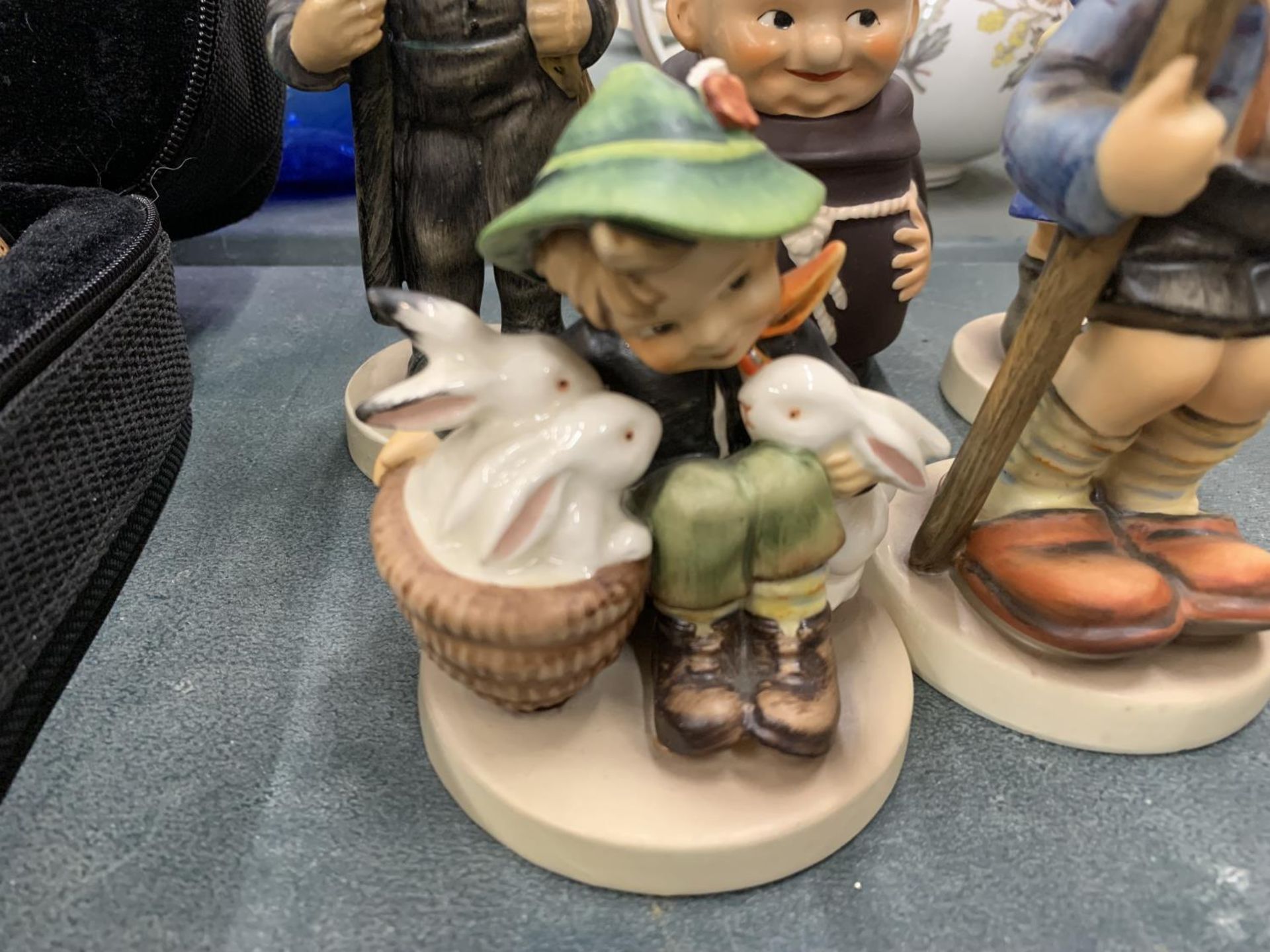 FIVE GOEBEL HUMMEL FIGURES TO INCLUDE 'PLAYMATES' AND 'LITTLE HELPER' - Image 2 of 6