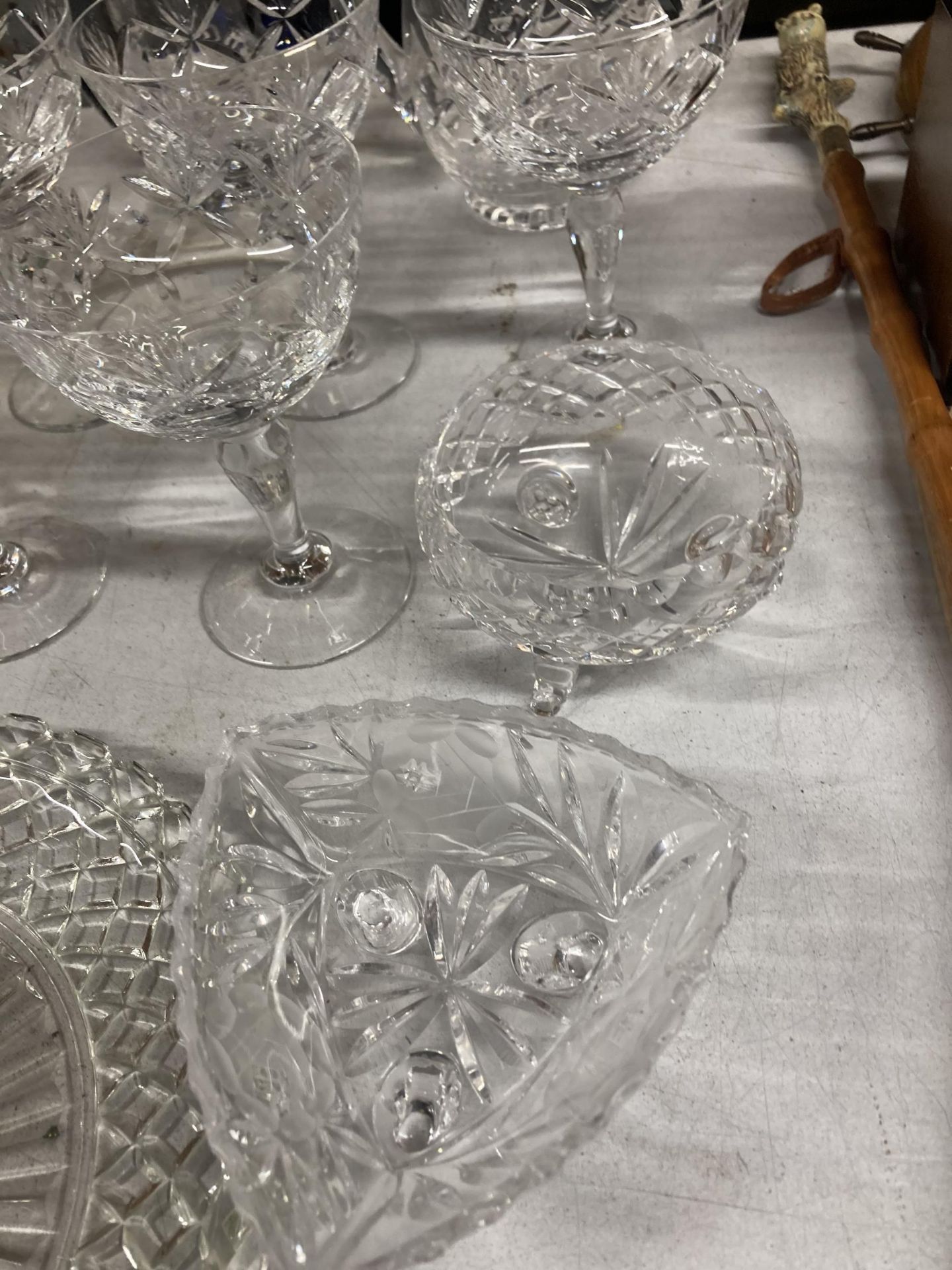 A QUANTITY OF GLASSWARE TO INCLUDE DESSERT BOWLS, SUGAR BOWLS, JUGS AND TRAY - Image 4 of 5