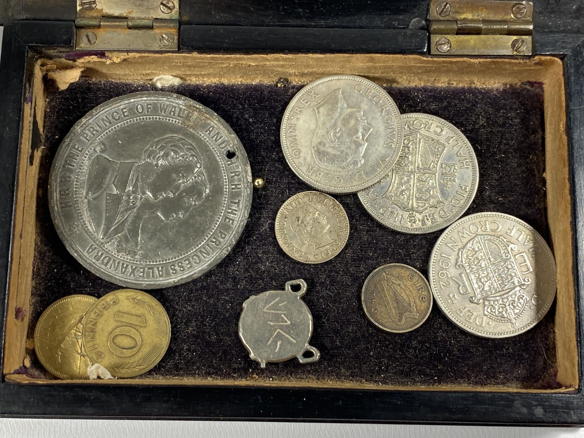 A MIXED LOT OF COINS AND FURTHER ITEMS TO INCLUDE A PRINCE OF WALES & PRINCESS ALEXANDRA MEDAL, HALF - Image 2 of 5