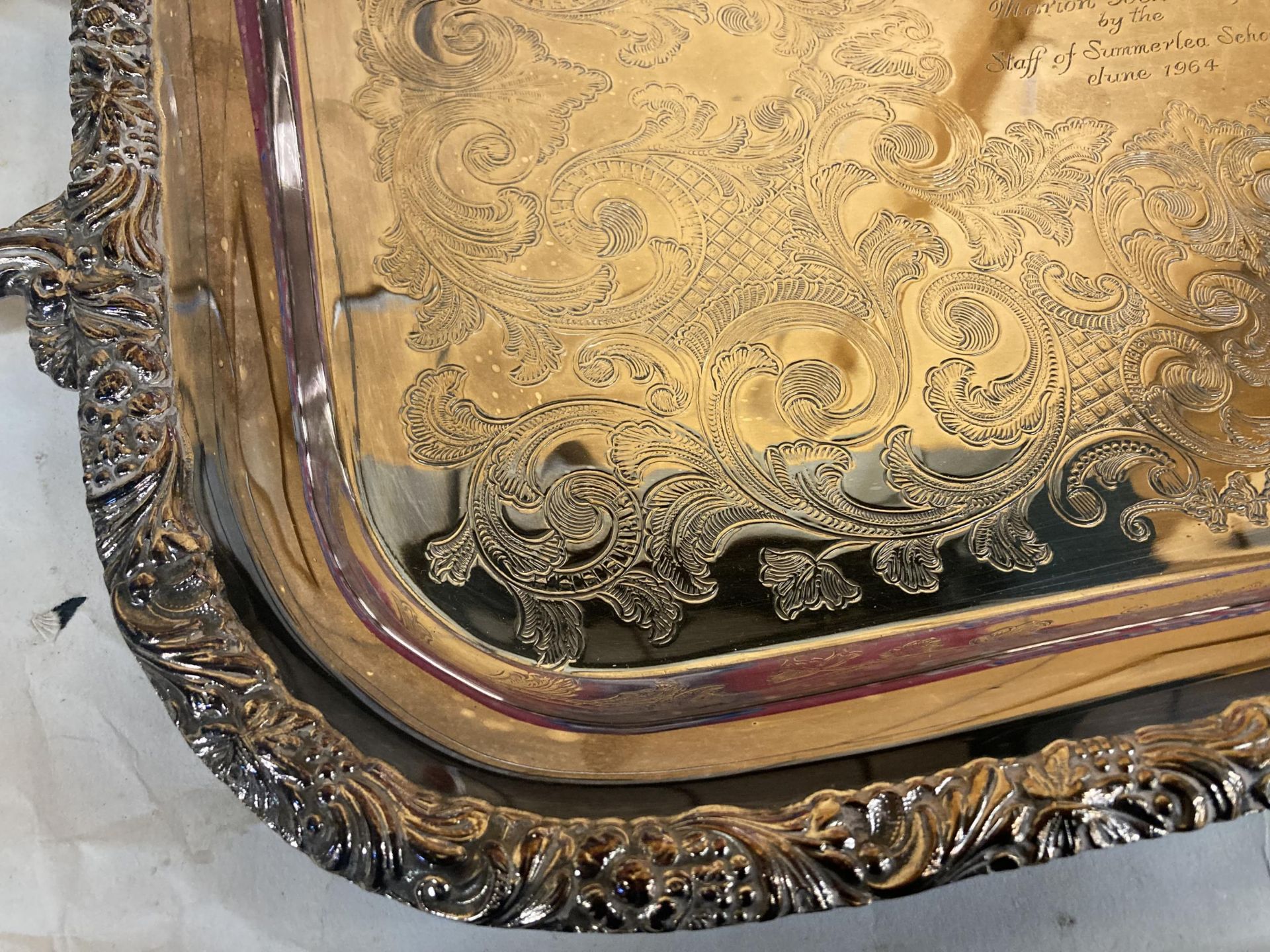 A HEAVY VINTAGE SILVER PLATED TRAY WITH ENGRAVED DETAIL, INSCRIBED WITH THE DATE JUNE 1964 - Image 3 of 4