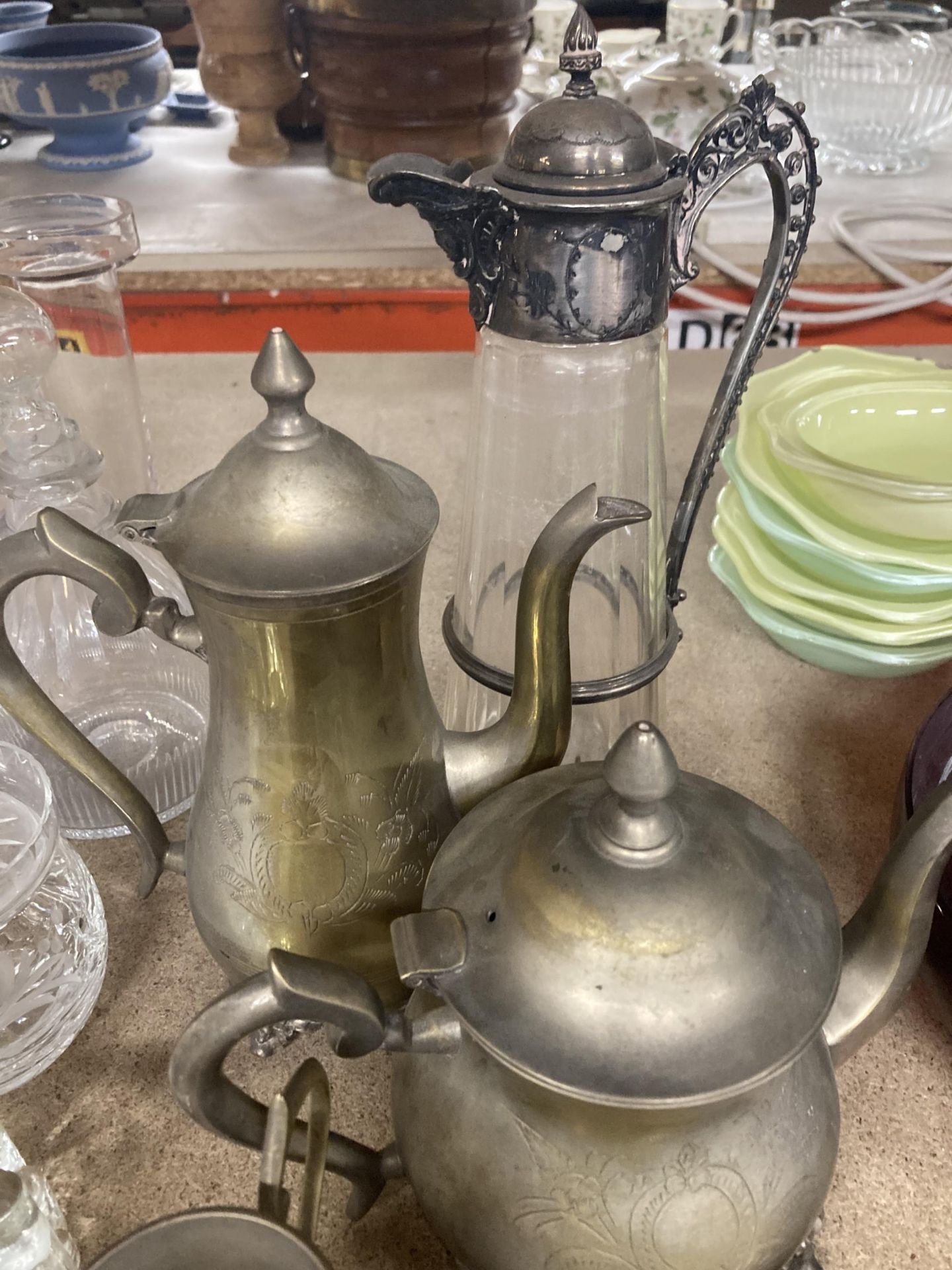 A QUANTITY OF BRASS TO INCLUDE A TEA AND COFFEE POT, CREAM JUG AND SUGAR BOWL PLUS A CLARET JUG, - Image 3 of 3