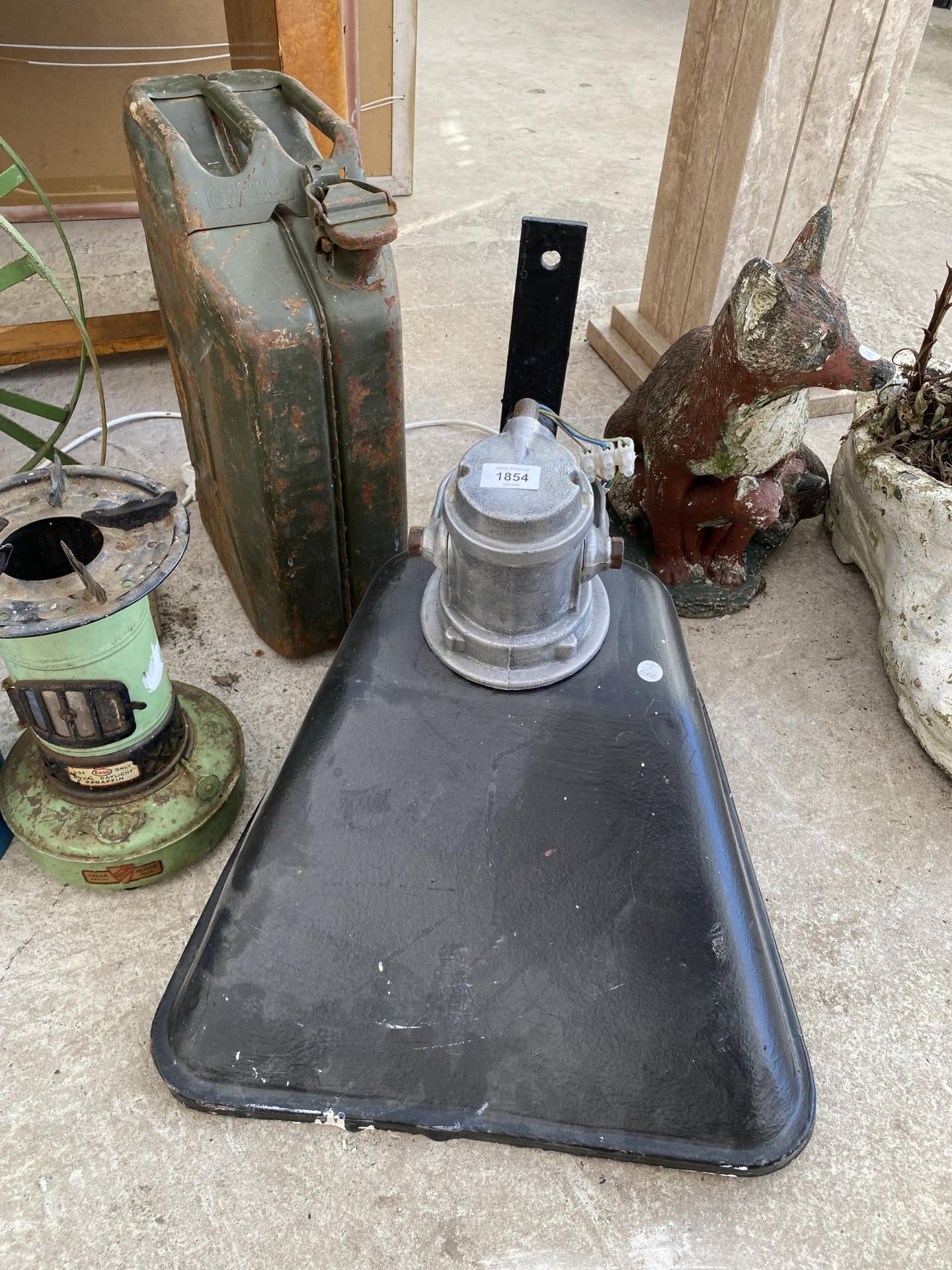 AN ASSORTMENT OF ITEMS TO INCLUDE CAMPING GAS BOTTLES, A JERRY CAN AND AN INDUSTRIAL STYLE LIGHT - Image 3 of 3