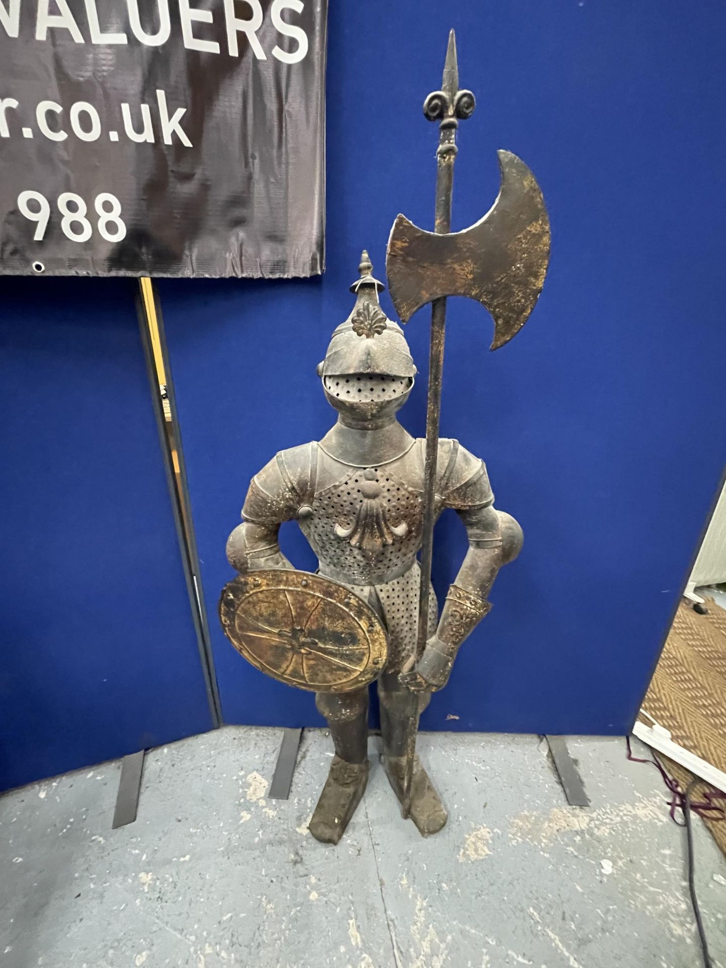 A LARGE METAL MODEL OF A MEDIVIAL KNIGHT, HEIGHT 139CM