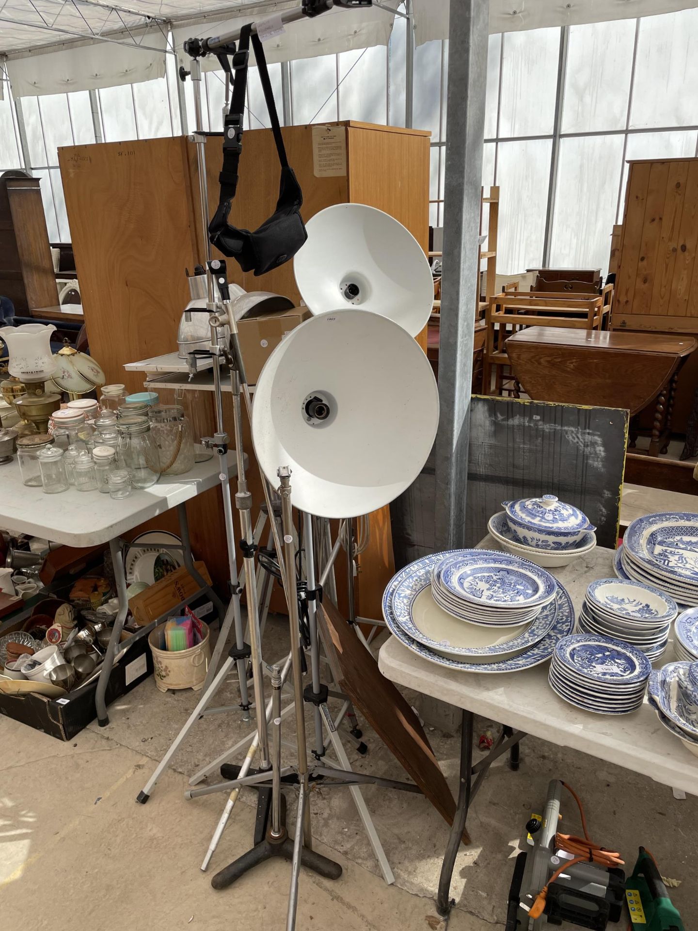 AN ASSORTMENT OF PHOTOGRAPHY AND LIGHTING EQUIPMENT TO INCLUDE A LASTOLITE ADJUSTABLE REFLECTOR