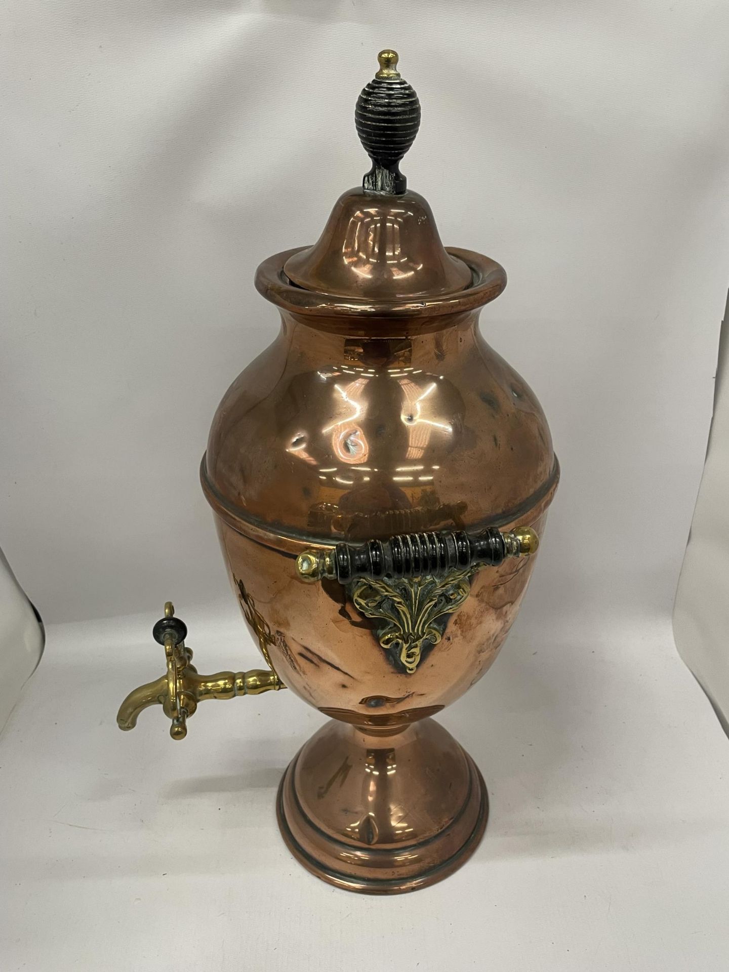 AN EARLY 20TH CENTURY TWIN HANDLED COPPER SAMOVAR URN WITH BRASS TAP - Image 2 of 4