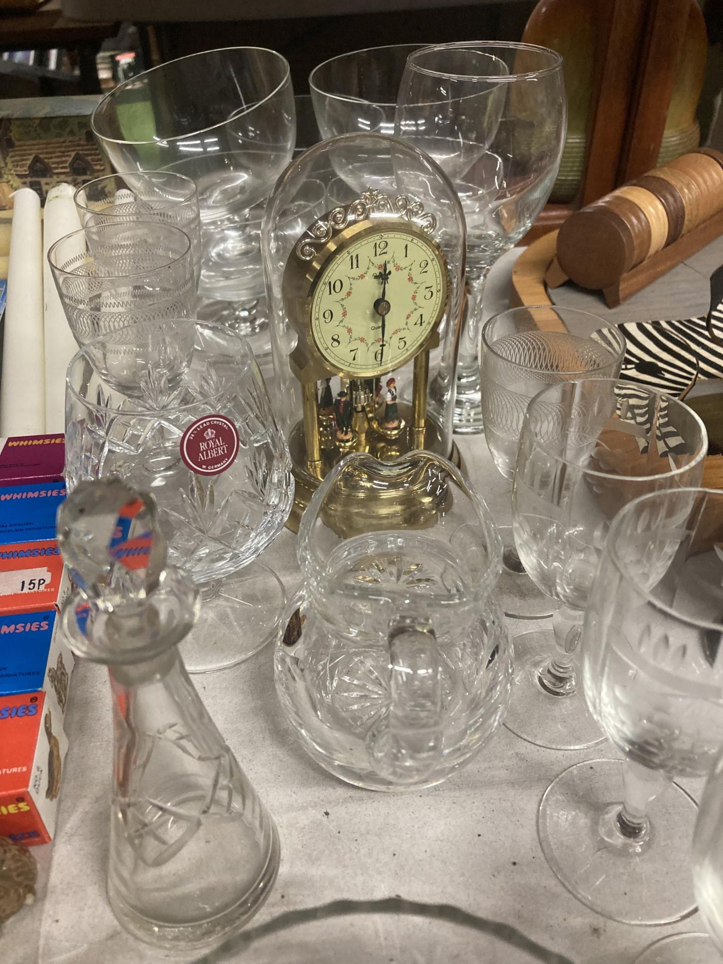 A QUANTITY OF GLASSWARE TO INCLUDE AN ANNIVERSARY CLOCK, DESSERT BOWLS, VINEGAR BOTTLE, ROYAL ALBERT - Bild 3 aus 5