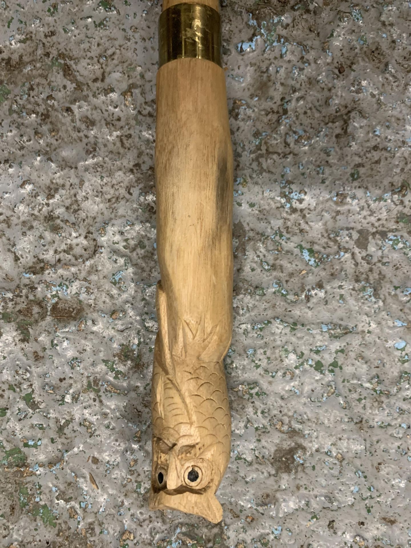 A WOODEN WALKING STICK WITH A CARVED OWL FINIAL - Image 3 of 4