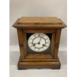 AN EARLY 20TH CENTURY JUNGHANS, GERMAN, OAK CASED CHIMING MANTLE CLOCK WITH KEY