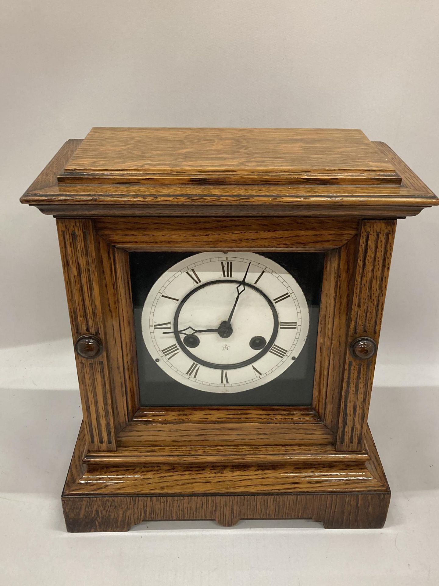 AN EARLY 20TH CENTURY JUNGHANS, GERMAN, OAK CASED CHIMING MANTLE CLOCK WITH KEY