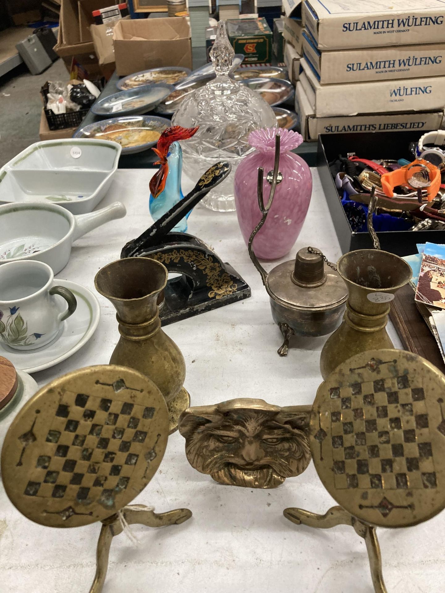 A MIXED LOT TO INCLUDE GLASSWARE, BRASS AND A VINTAGE STAMP EMBOSSER