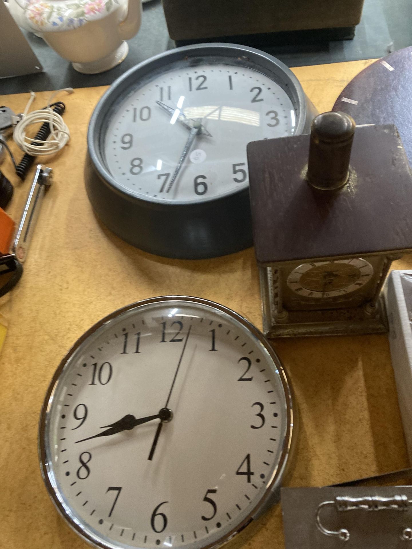 A QUANTITY OF CLOCKS TO INCLUDE VINTAGE TRAVEL ALARM CLOCKS, WALL CLOCKS AND CARRIAGE CLOCKS - Image 4 of 6