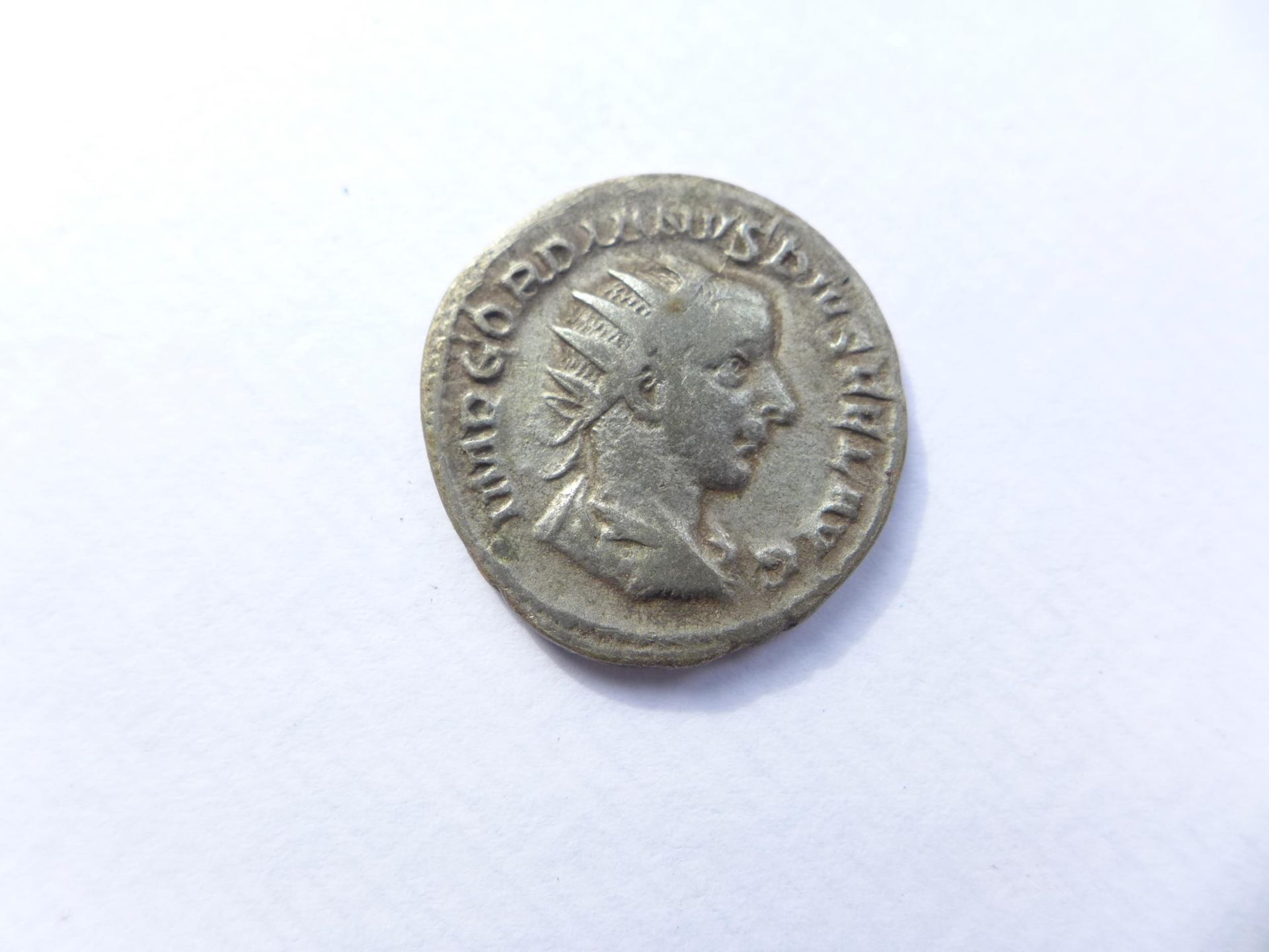 A GORDIAN III (238-244 AD) SILVER ANTONIANUS AND A SMALL METAL BEAD - Image 2 of 3