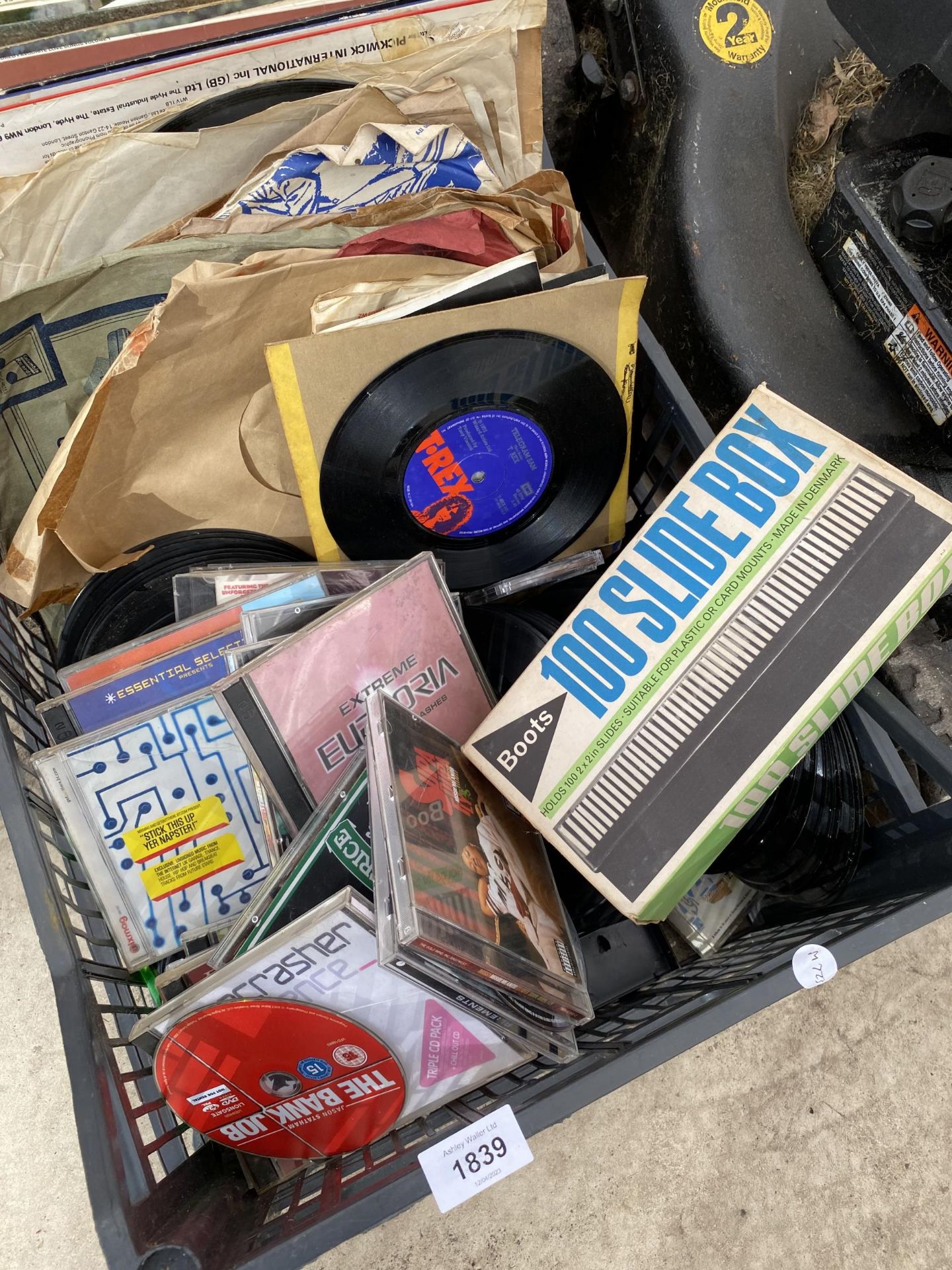 AN ASSORTMENT OF CDS AND LP RECORDS - Image 2 of 3