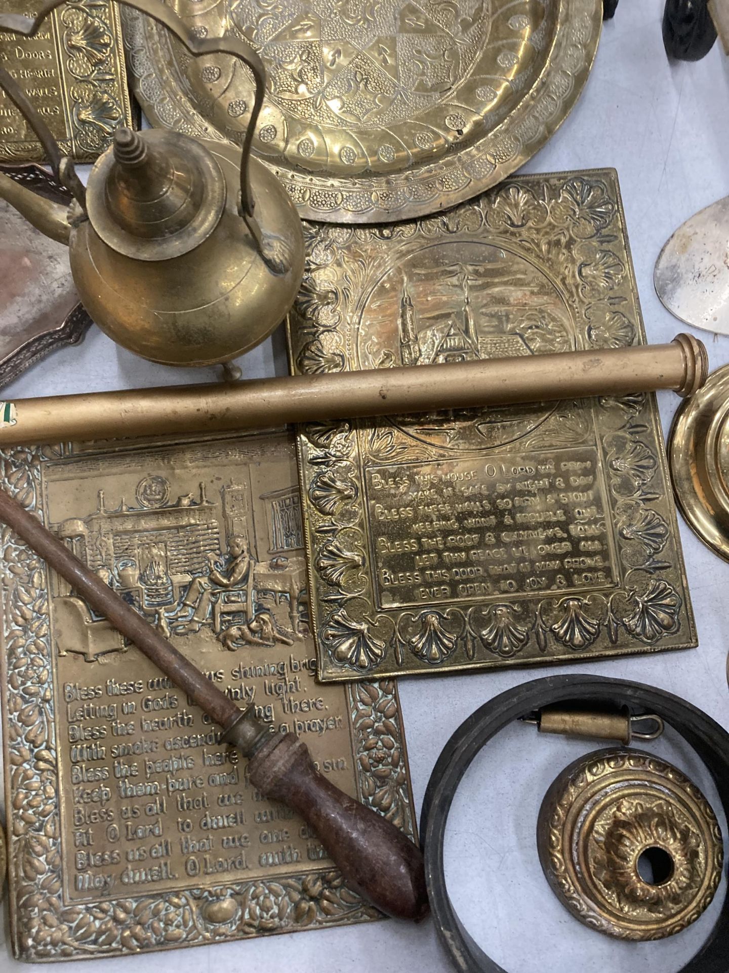 A LARGE QUANTITY OF ITEMS TO INCLUDE BRASS PLAQUES, PLATES, BOWLS, CANDLEABRA, SERVING DISHES, - Image 8 of 10