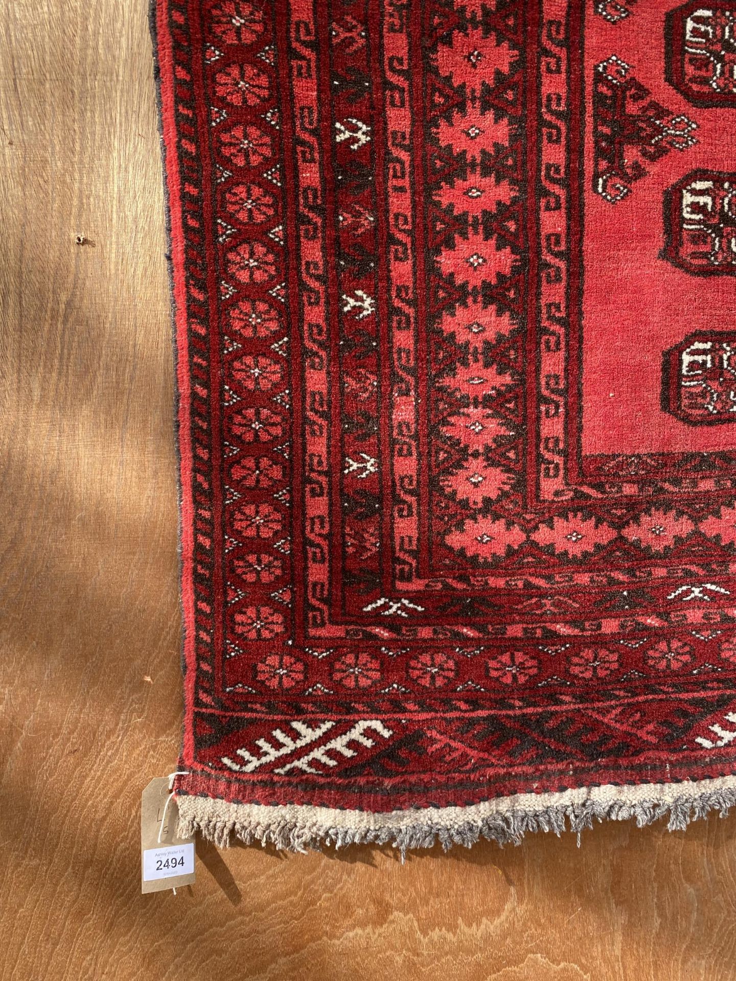 A RED PATTERNED FRINGED RUG (185CM x 107CM) - Image 3 of 3