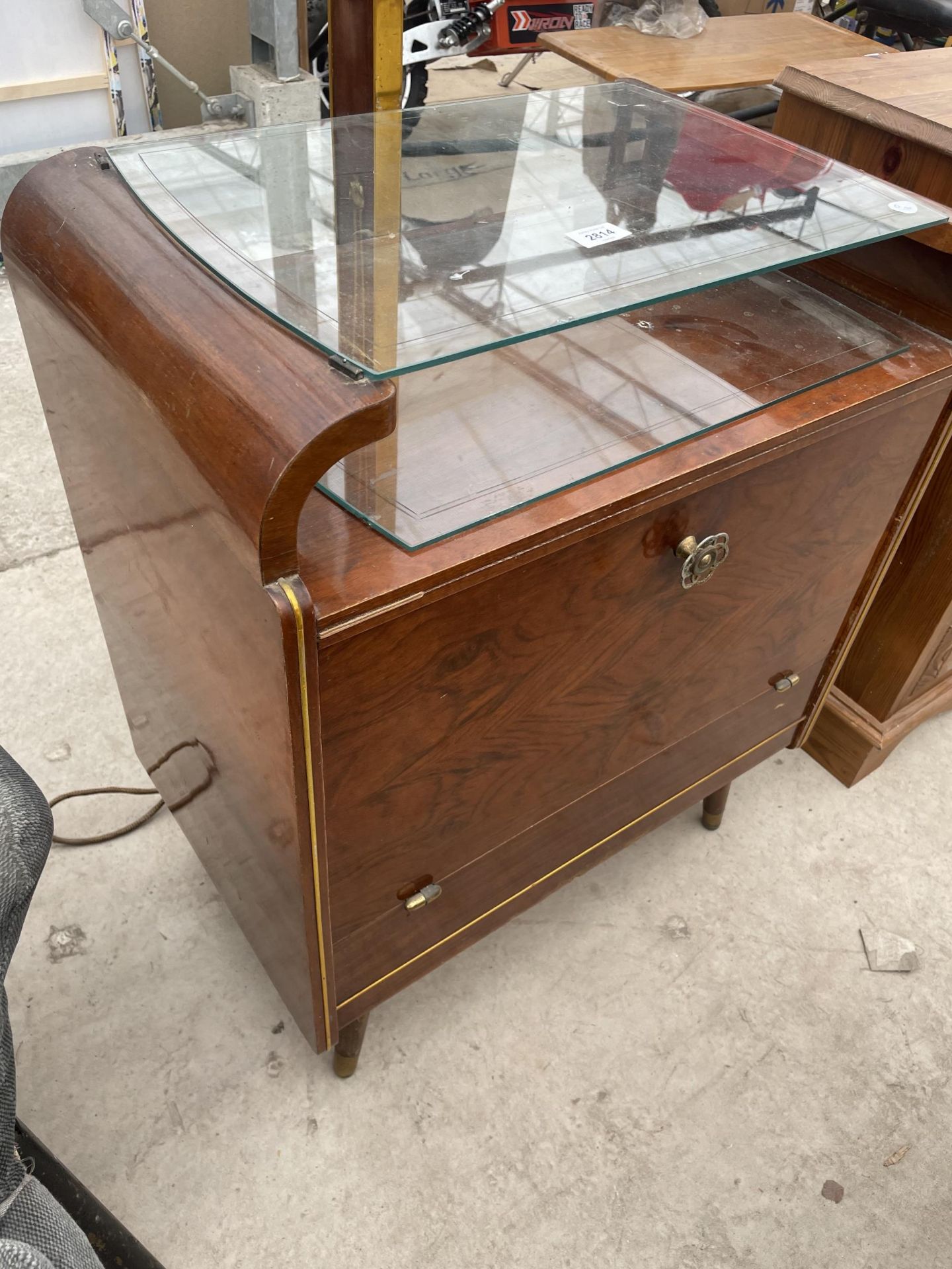 A 1960'S WALNUT STANDARD LAMP/CABINET WITH TWO GLASS SHELVES AND A SWAN NECK L;AMP WITH BRASS - Bild 3 aus 4