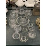 A QUANTITY OF GLASSWARE TO INCLUDE LARGE BOWLS, DESSERT BOWLS WITH ENGRAVED AND ETCHED DESIGN, A