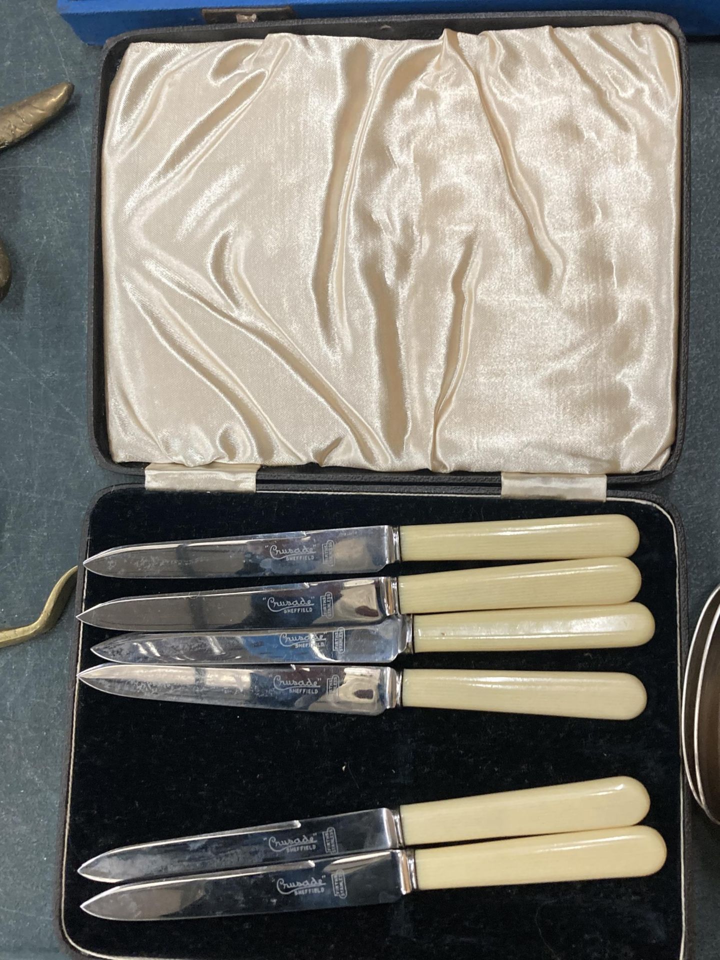 A QUANTITY OF VINTAGE FLATWARE TO INCLUDE TWO BOXED SETS OF KNIVES PLUS FORKS AND SPOONS - Image 4 of 4