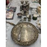 A QUANTITY OF SILVER PLATED ITEMS TO INCLUDE FOOTED TRAYS, AN ART DECO STYLE TEAPOT, GOBLETS, A JUG,