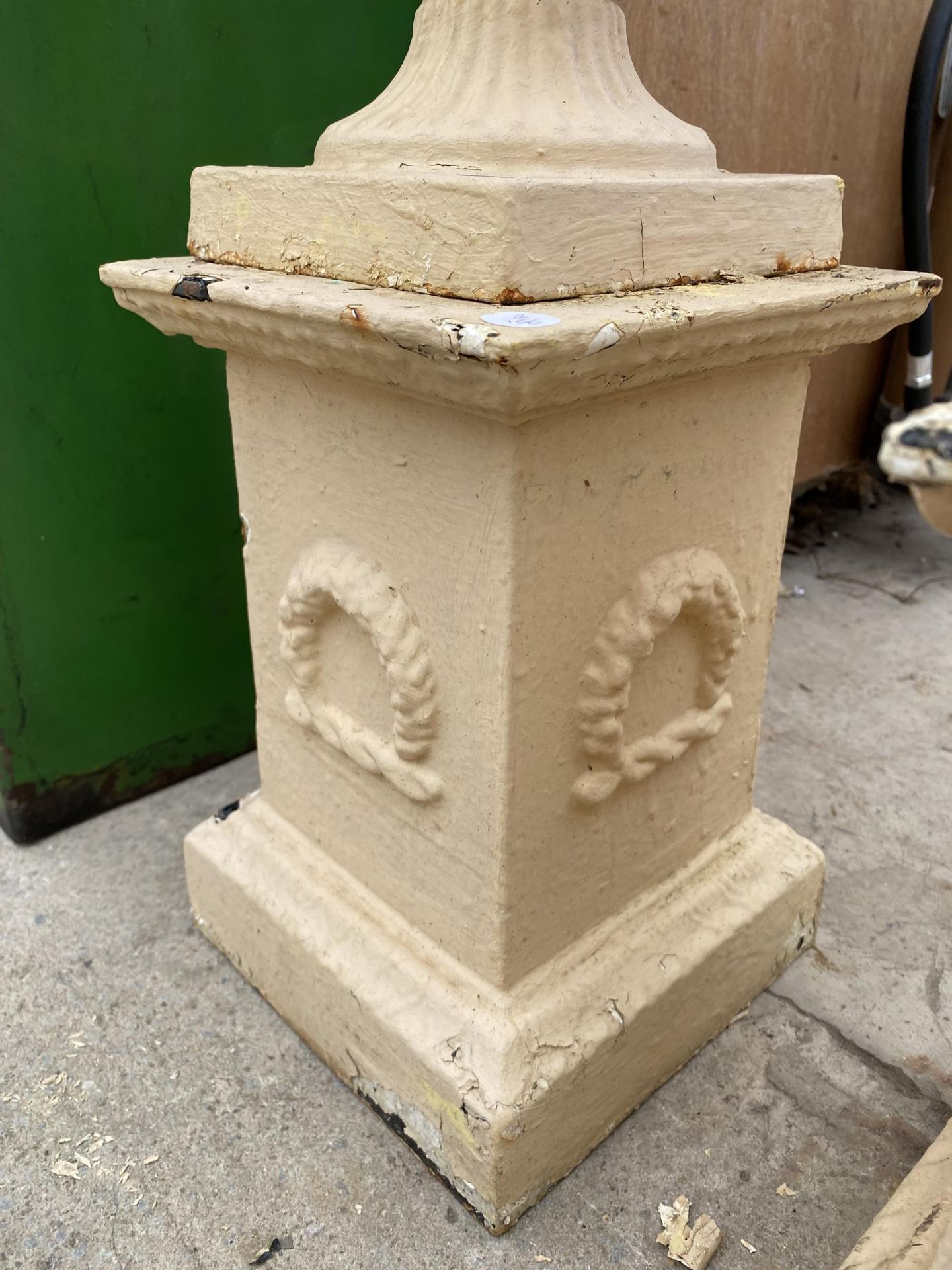 A PAIR OF VINTAGE CAST IRON URN PLANTERS ON PEDESTAL BASES (H:68CM D:28CM) - Image 5 of 6