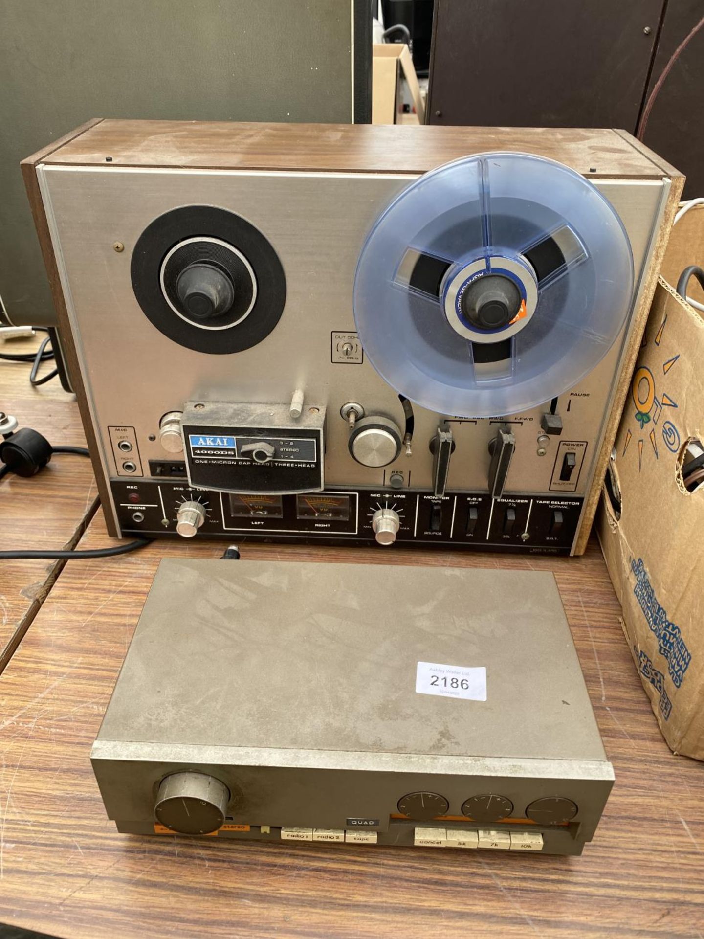 AN ASSORTMENT OF VINTAGE ITEMS TO INCLUDE A TAPE TO TAPE PLAYER, AMPLIFIER AND TUNER ETC