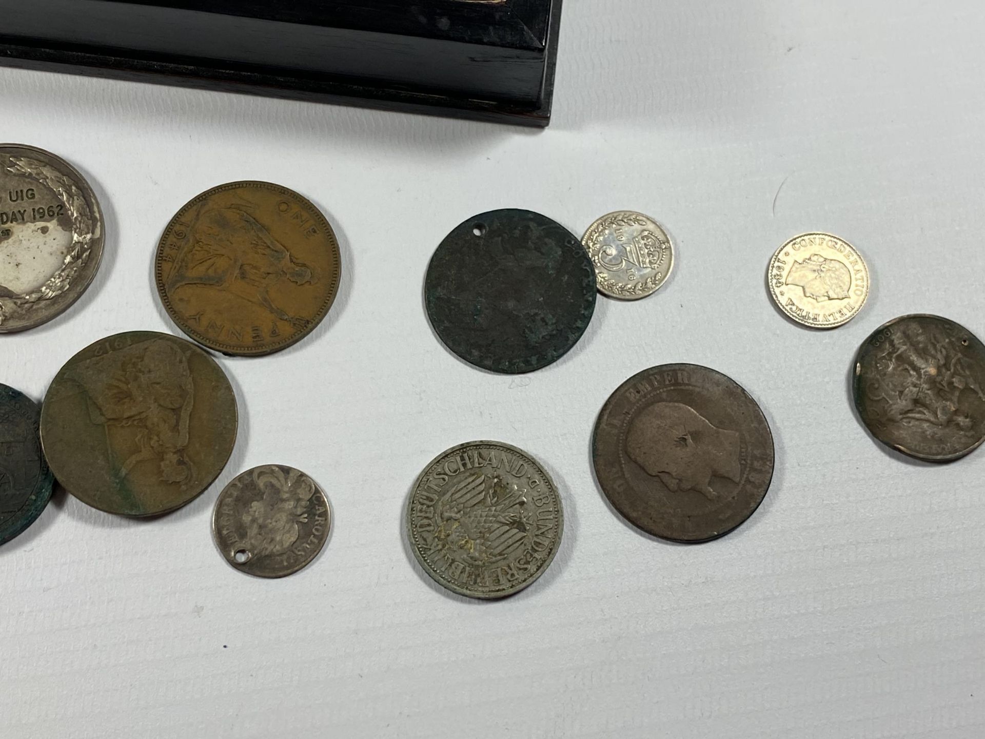 A MIXED LOT OF COINS AND FURTHER ITEMS TO INCLUDE A PRINCE OF WALES & PRINCESS ALEXANDRA MEDAL, HALF - Image 4 of 5