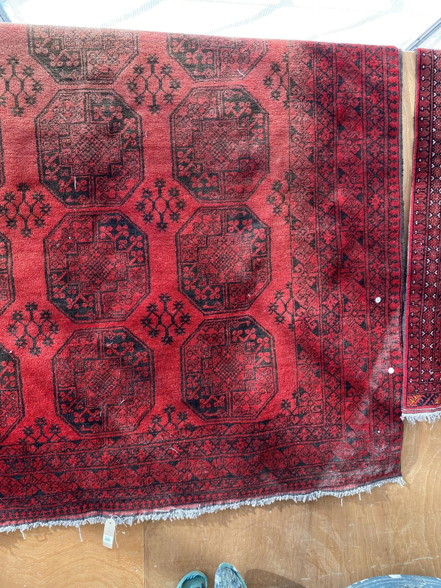 A RED PATTERNED FRINGED RUG (280CM x 209CM) - Image 3 of 3