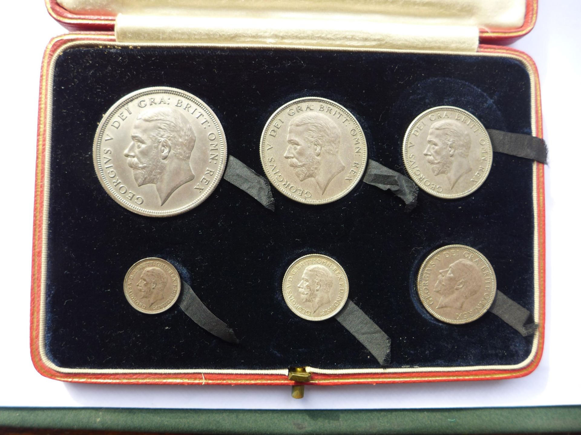 A CASED GEORGE V 1927 PROOF SET, COMPRISING SILVER WREATH CROWN, HALF CROWN, FLORIN, SHILLING,