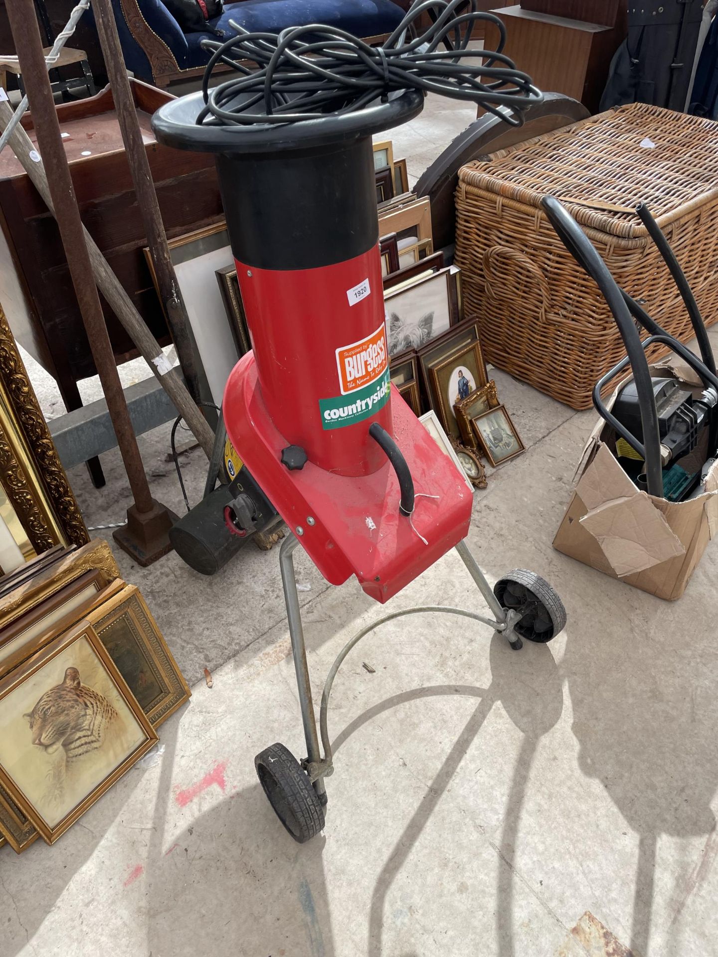 A COUNTRYSIDE ELECTRIC GARDEN SHREDDER