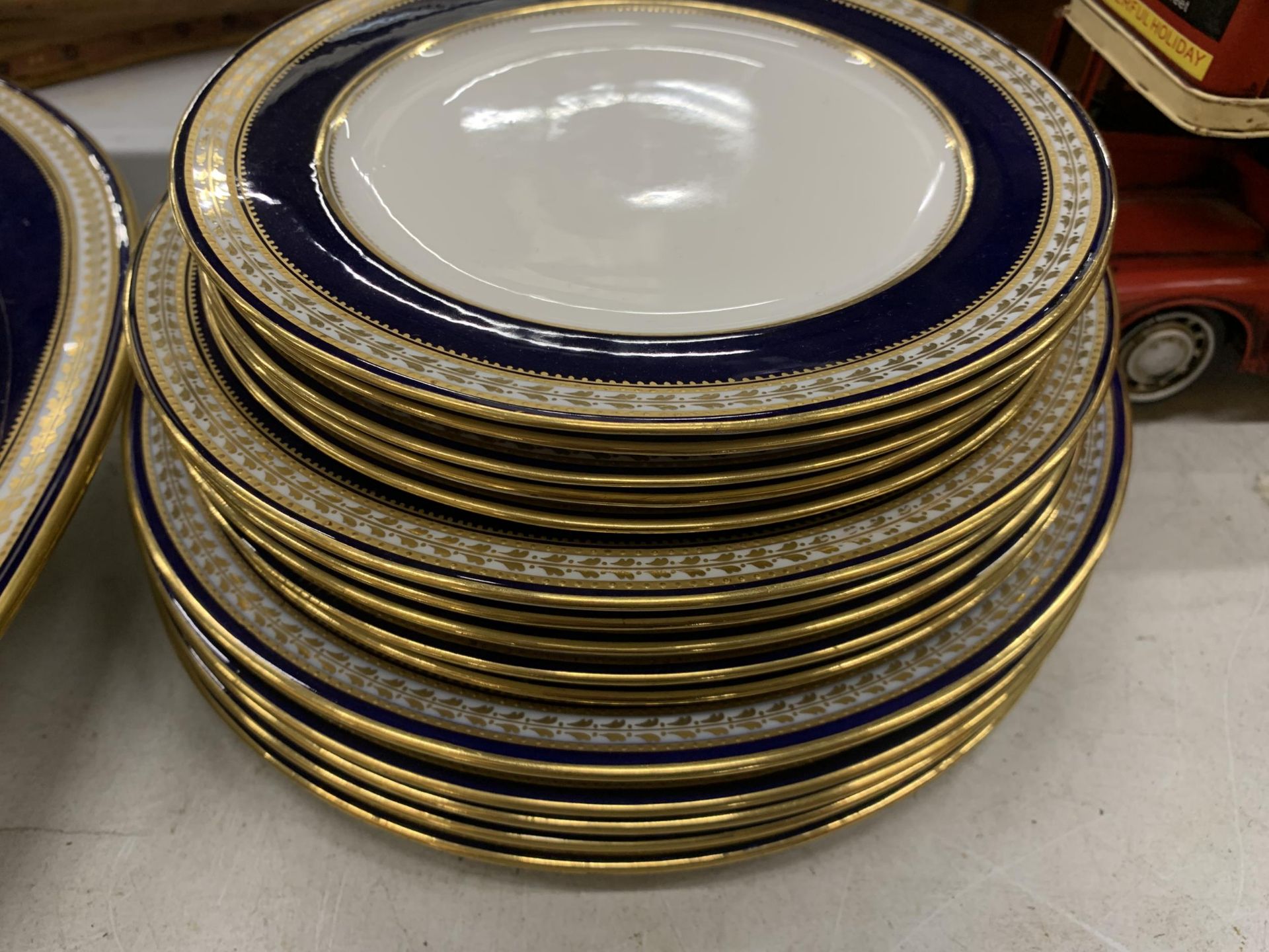 A QUANTITY OF SPODE TO INCLUDE SERVING PLATTERS, BOWLS, PLATES, ETC, IN COBALT BLUE WITH GILT - Image 4 of 8