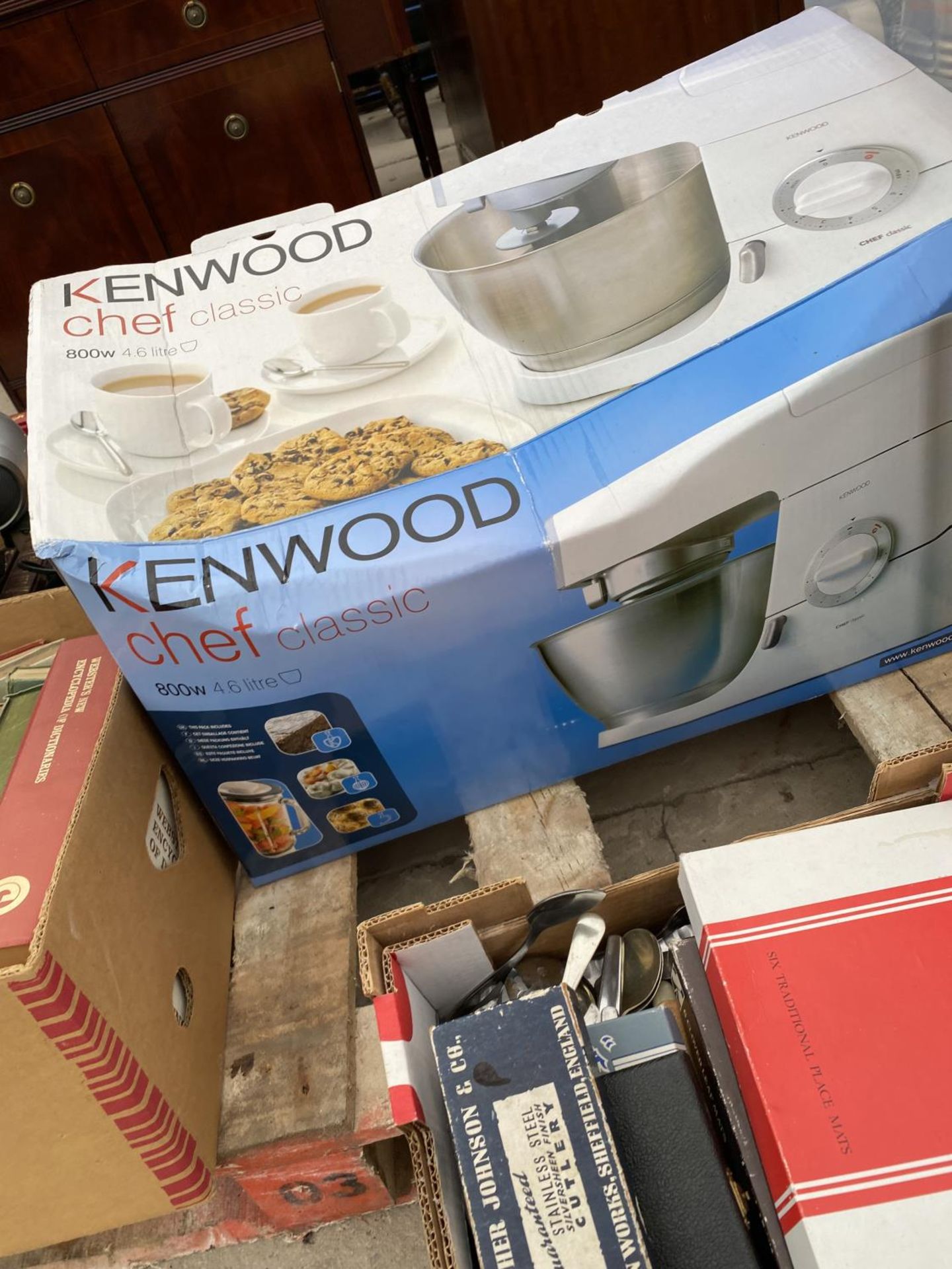 AN ASSORTMENT OF HOUSEHOLD CLEARANCE ITEMS TO INCLUDE BOOKS AND A FOOD PROCESSOR ETC - Image 5 of 7