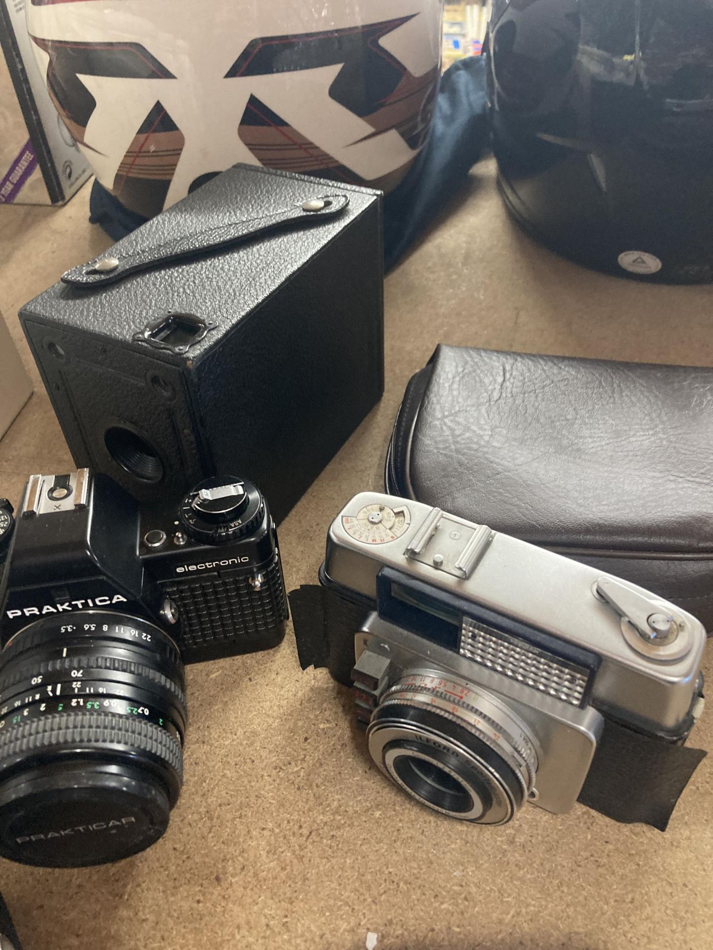 A QUANTITY OF VINTAGE CAMERAS TO INCLUDE AN ILFORD SPORTI, ENSIGN FUL-VUE, PRAKTICA B200, ILFORD - Image 4 of 4