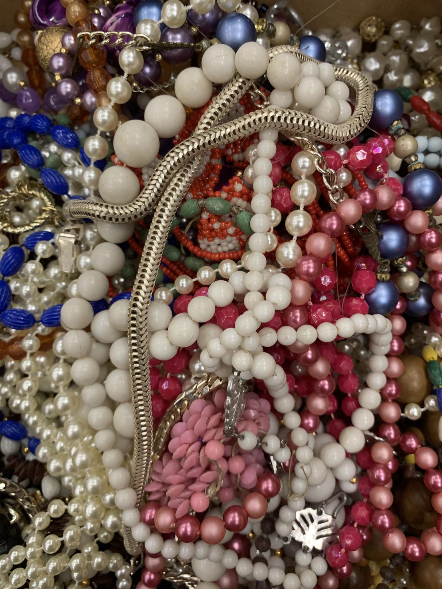 A QUANTITY OF COSTUME JEWELLERY NECKLACES AND BEADS - Image 2 of 4