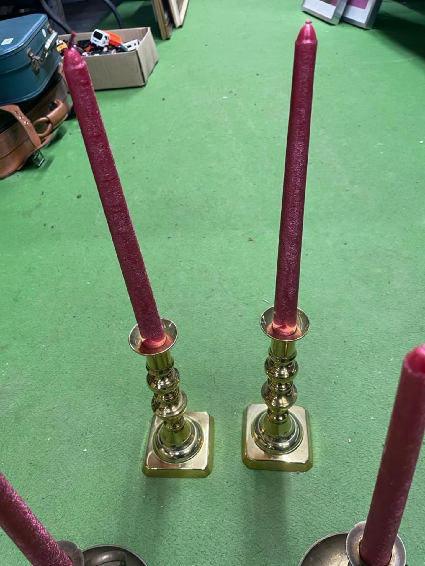 TWO PAIRS OF VINTAGE BRASS CANDLESTICKS WITH CANDLES - Image 3 of 5