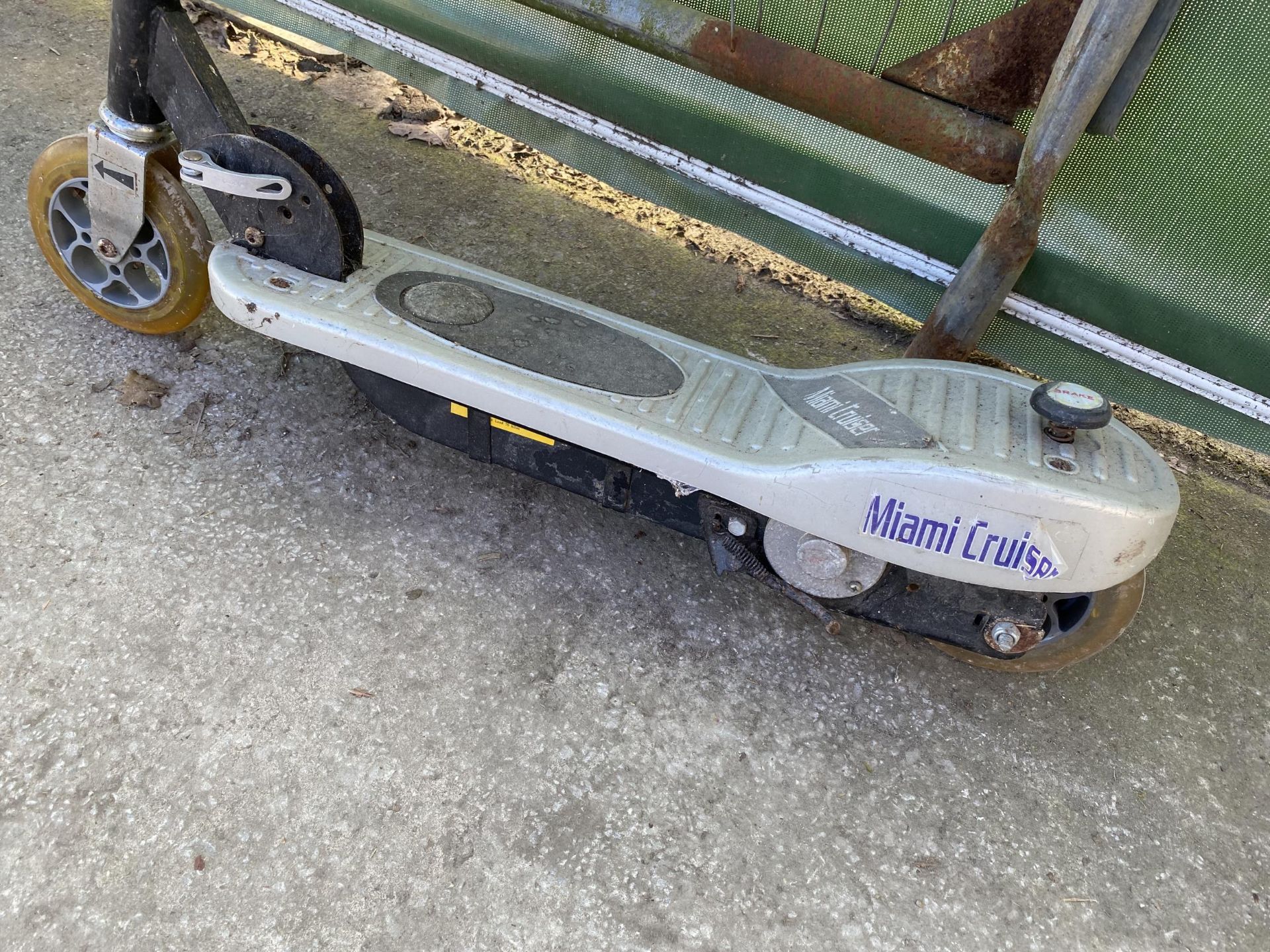 A MIAMI CRUISER ELECTRIC SCOOTER - Image 2 of 3