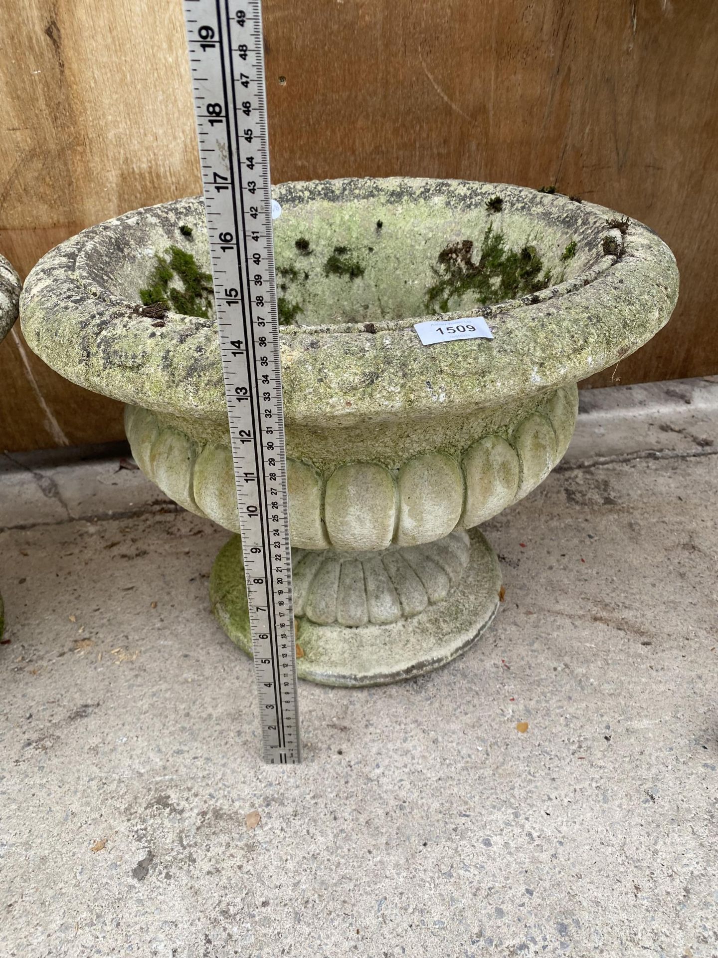 A RECONSTITUTED STONE URN STYLE PLANTER (H:34CM D:47CM)