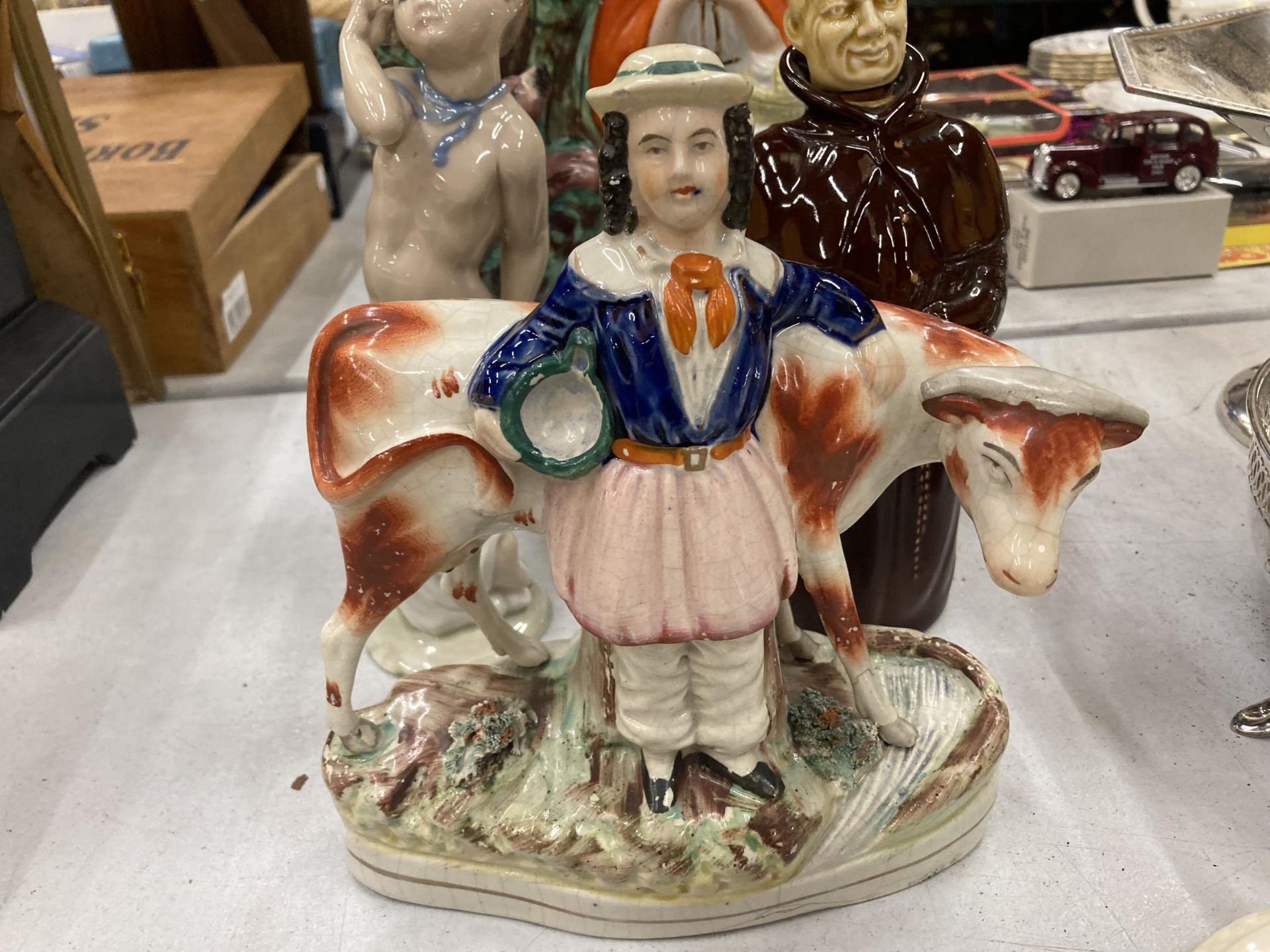 A QUANTITY OF CERAMIC FIGURES TO INCLUDE STAFFORDSHIRE FIGURES, A CANDLESTICK, CROWN DEVON BLUSH - Image 4 of 8
