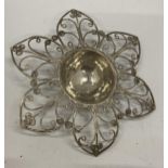 A BELIEVED SILVER FLORAL DECORATIVE TEA STRAINER, UNMARKED, WEIGHT 62G