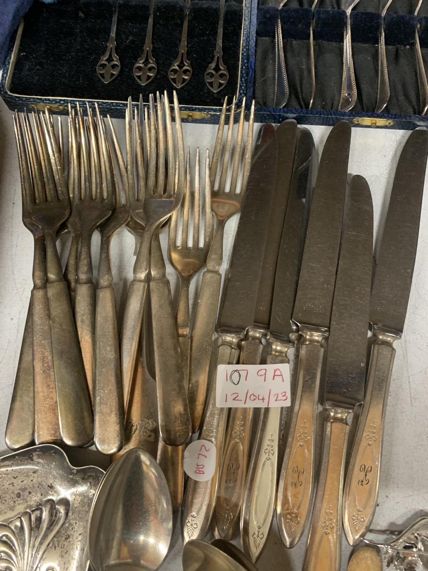 A QUANTITY OF VINTAGE FLATWARE TO INCLUDE CRUMB TRAY - Image 4 of 5
