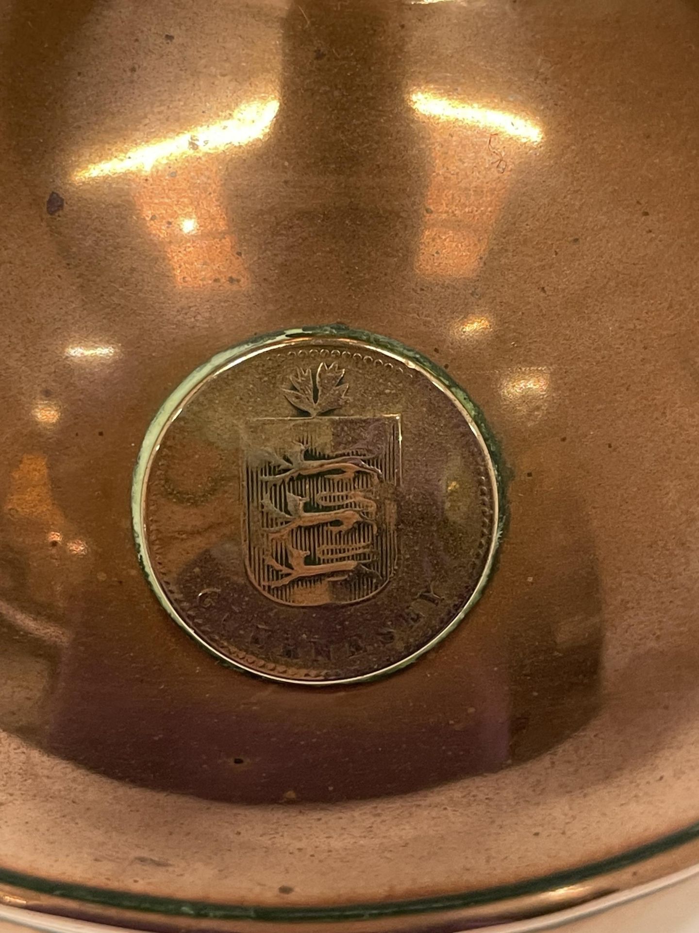 A VINTAGE COPPER KETTLE / WATER JUG WITH INSET GUERNSEY COIN DESIGN - Image 3 of 4