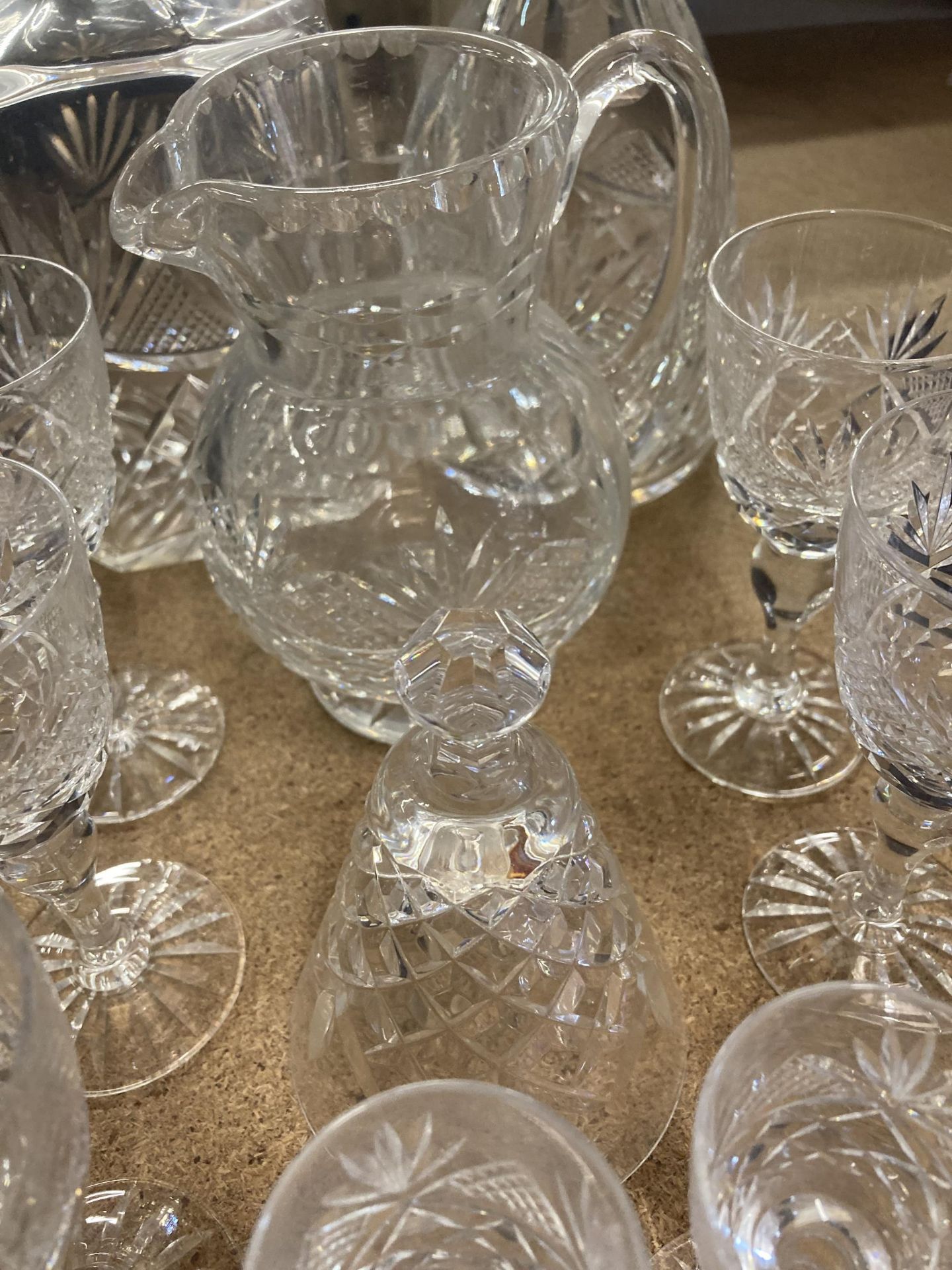 A QUANTITY OF GLASSWARE TO INCLUDE DECANTERS, A JUG, SHERRY AND LICQUOR GLASSES, ETC - Bild 5 aus 5