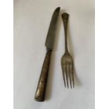 TWO HALLMARKED SILVER ITEMS TO INCLUDE A A WALKER AND HALL SHEFFIELD HANDLED KNIFE AND A LONDON FORK